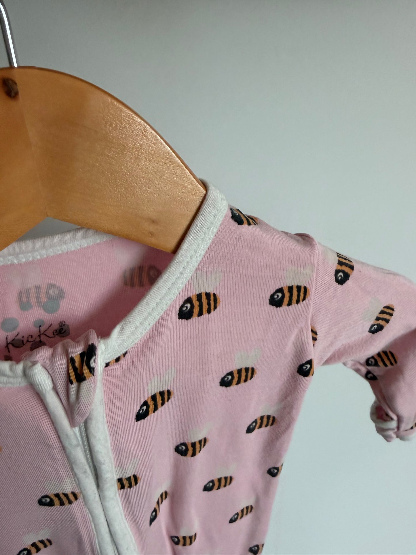 KicKee Bee Sleeper / 0-3m