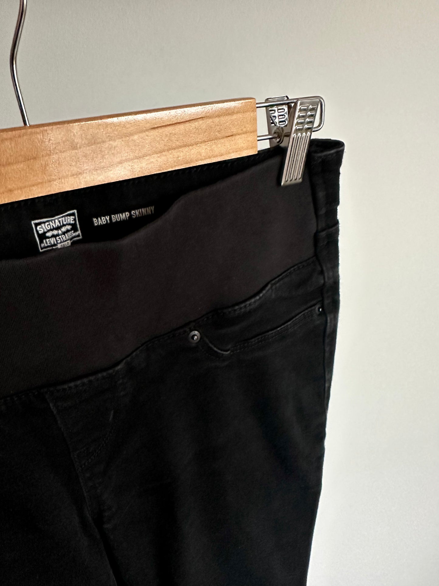 Levi's Dark Baby Bump Skinny Jeans / Small