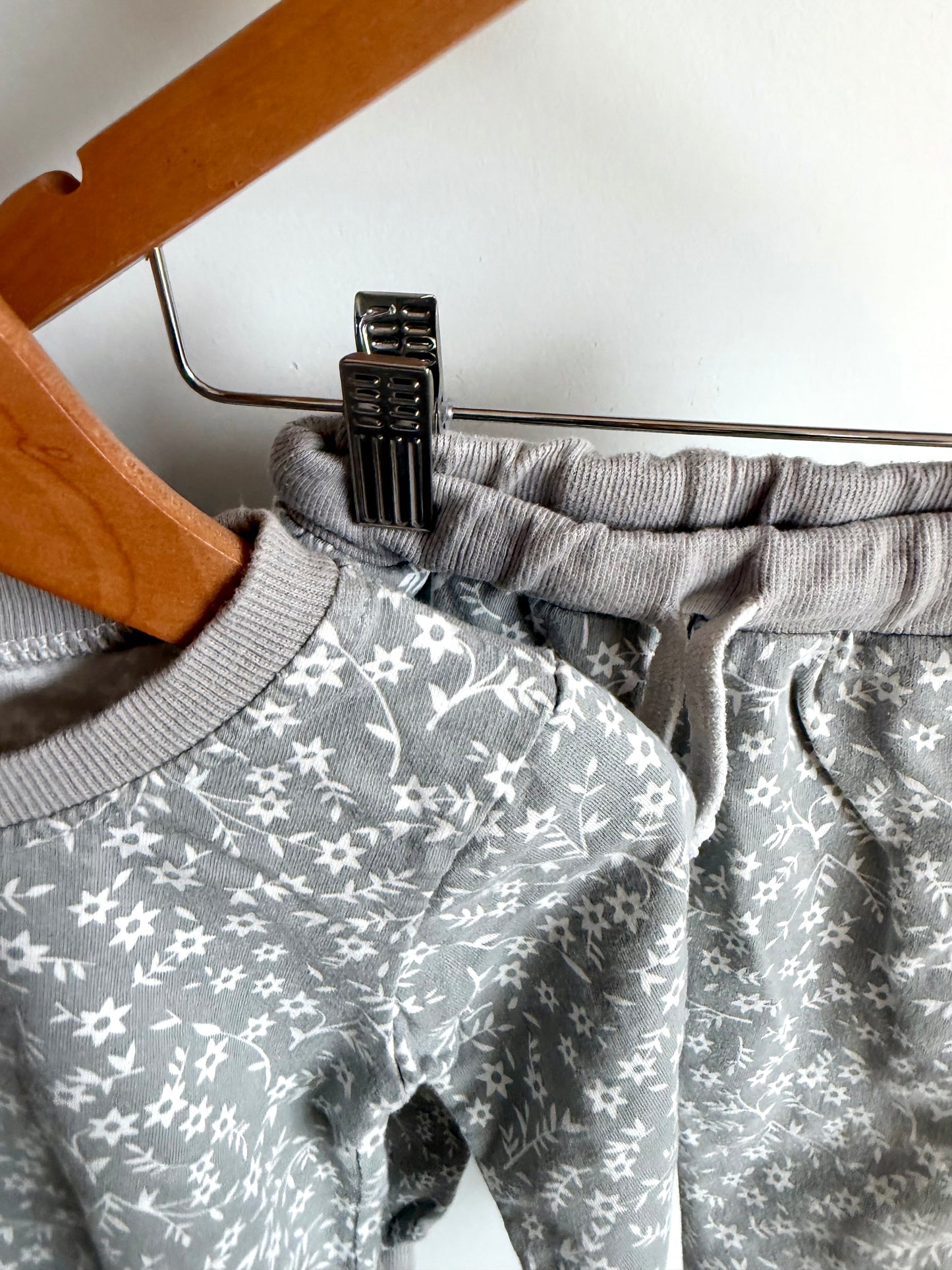Grey Floral Sweater + Pants Set / 6-12m?