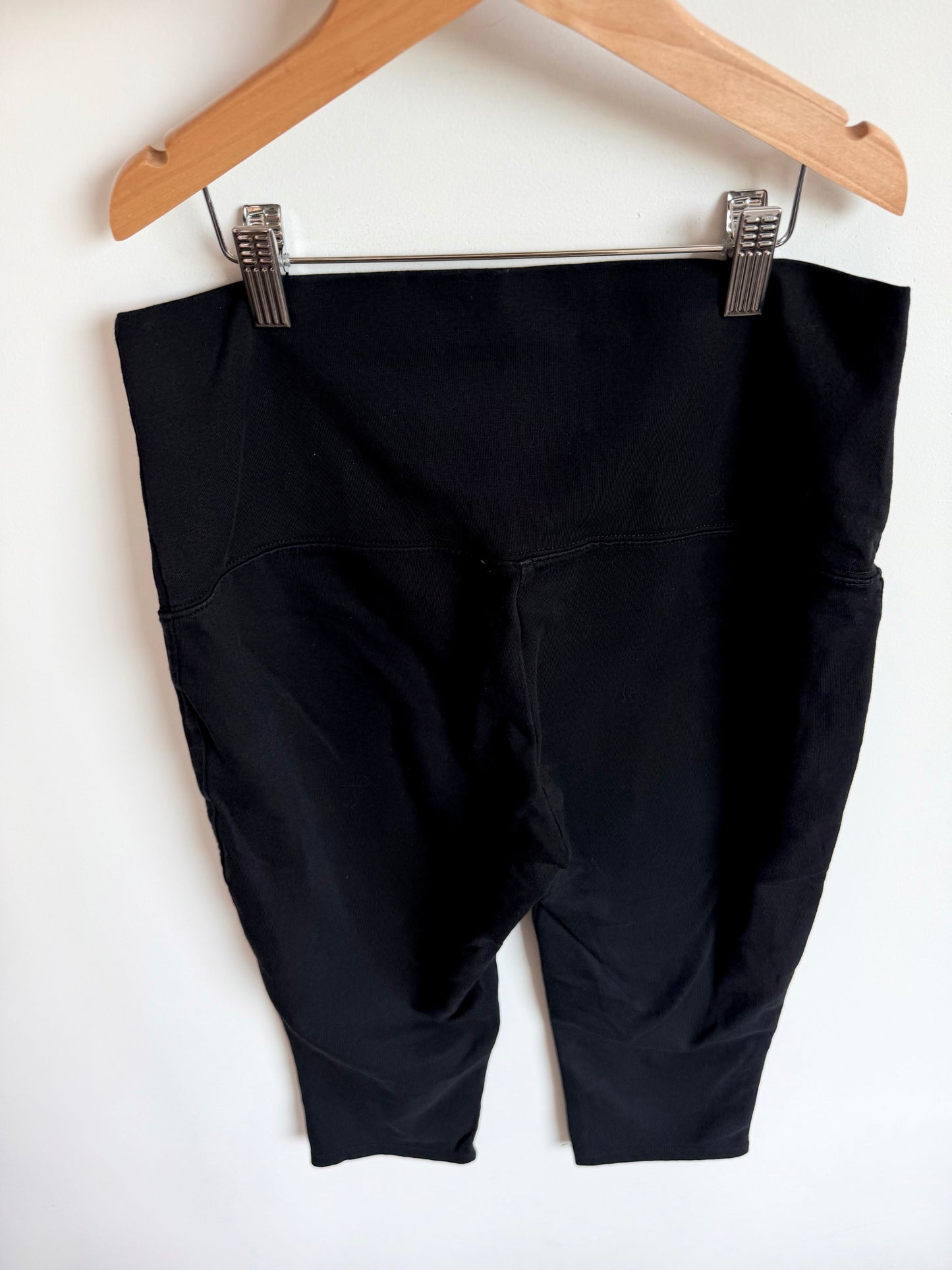 Thyme Maternity Black Capris Leggings / Small