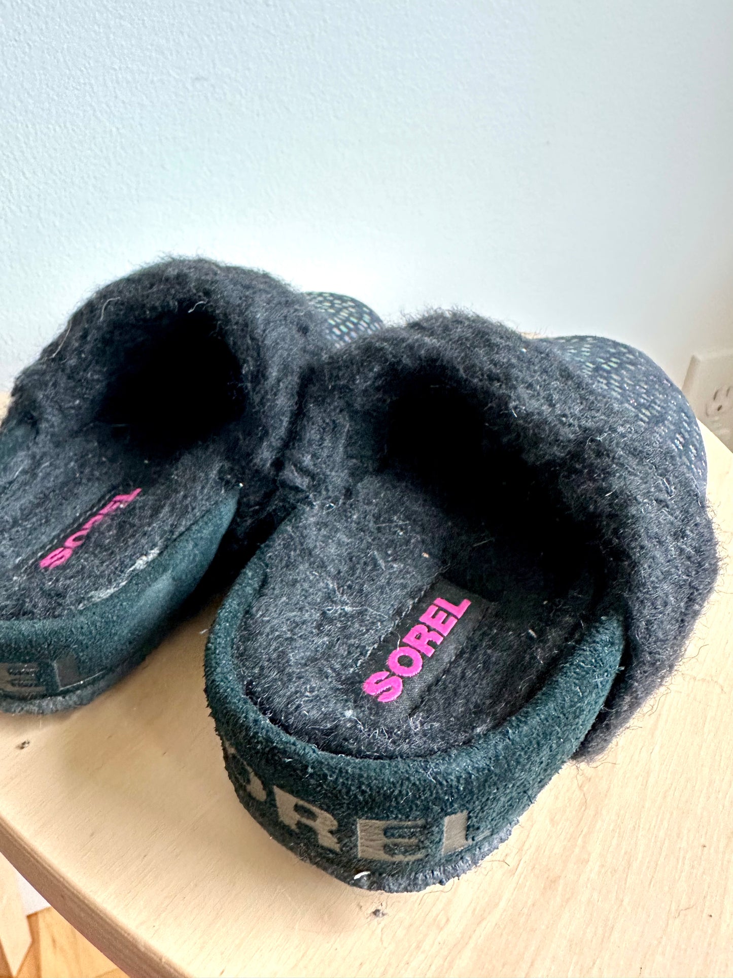 Sorel Slip Ons / Size 1 Big Kid (No Shipping)