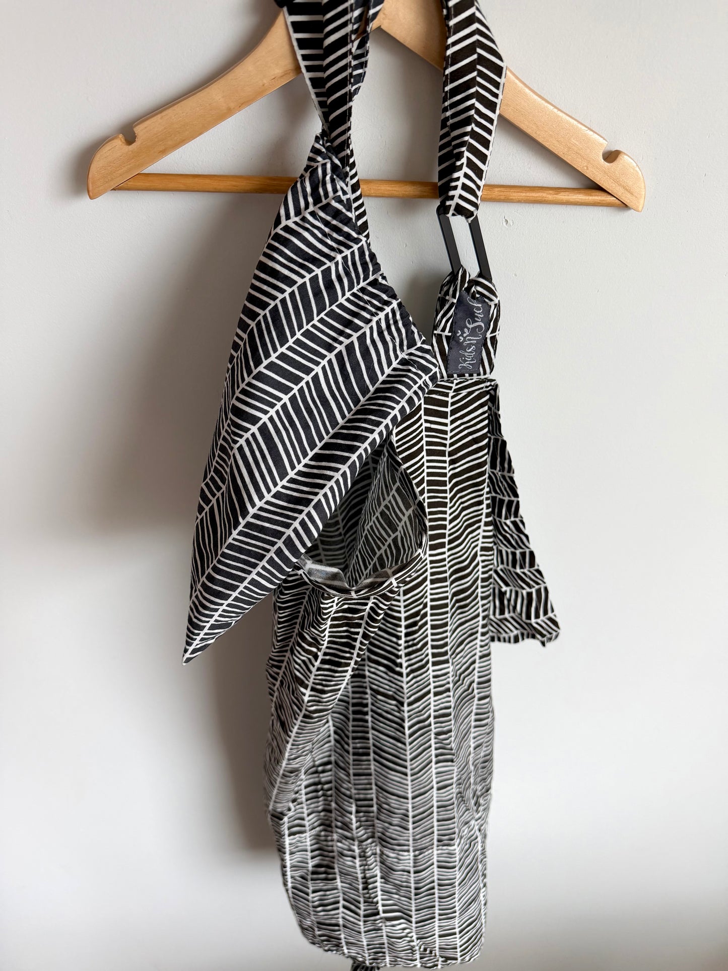 Lines Nursing Cover with Bag