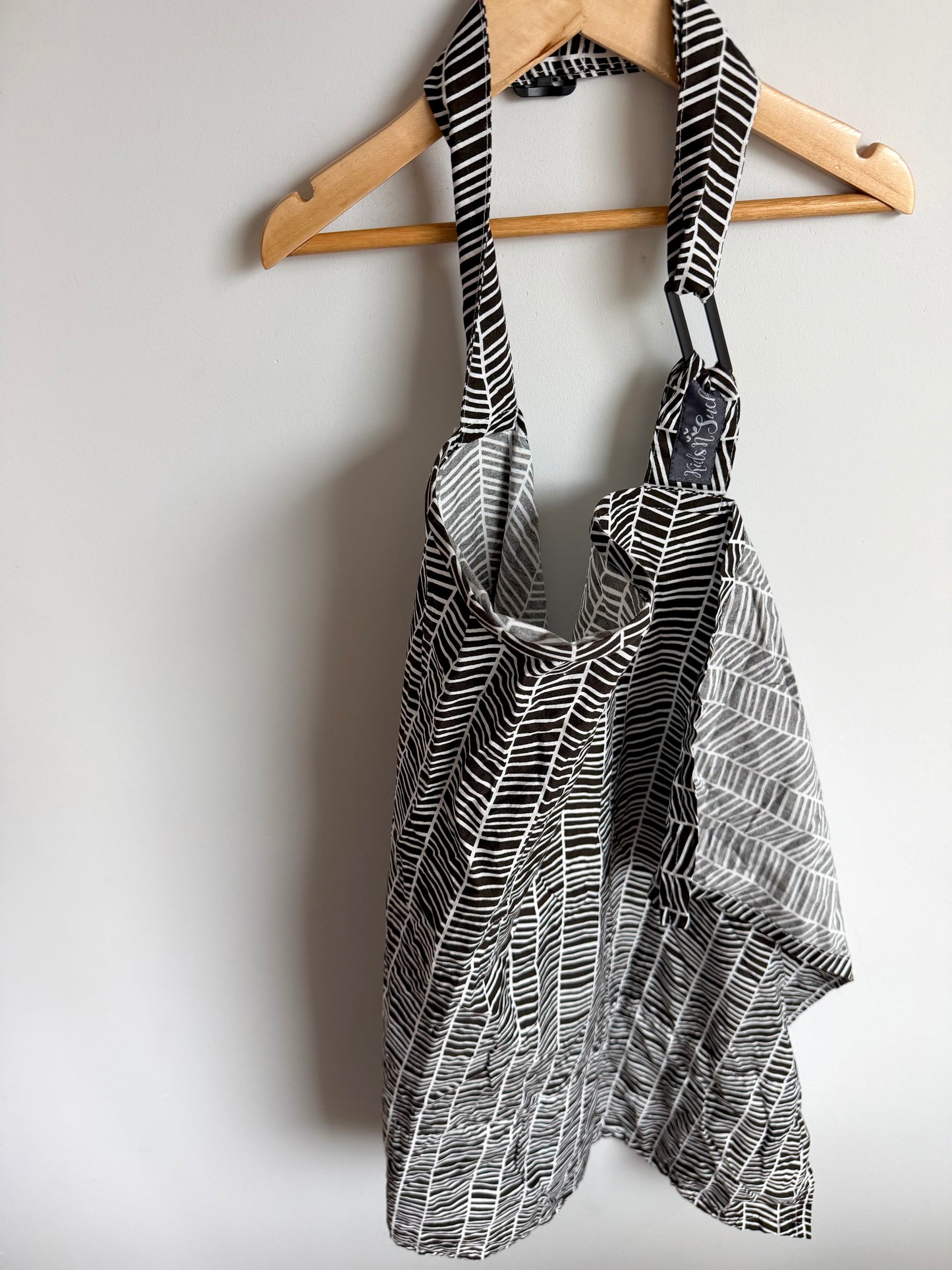 Lines Nursing Cover with Bag