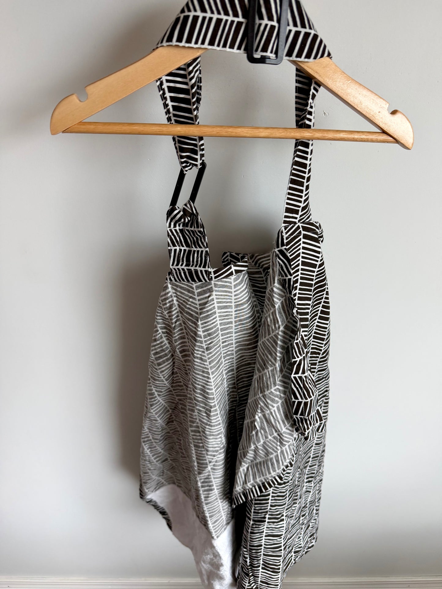 Lines Nursing Cover with Bag