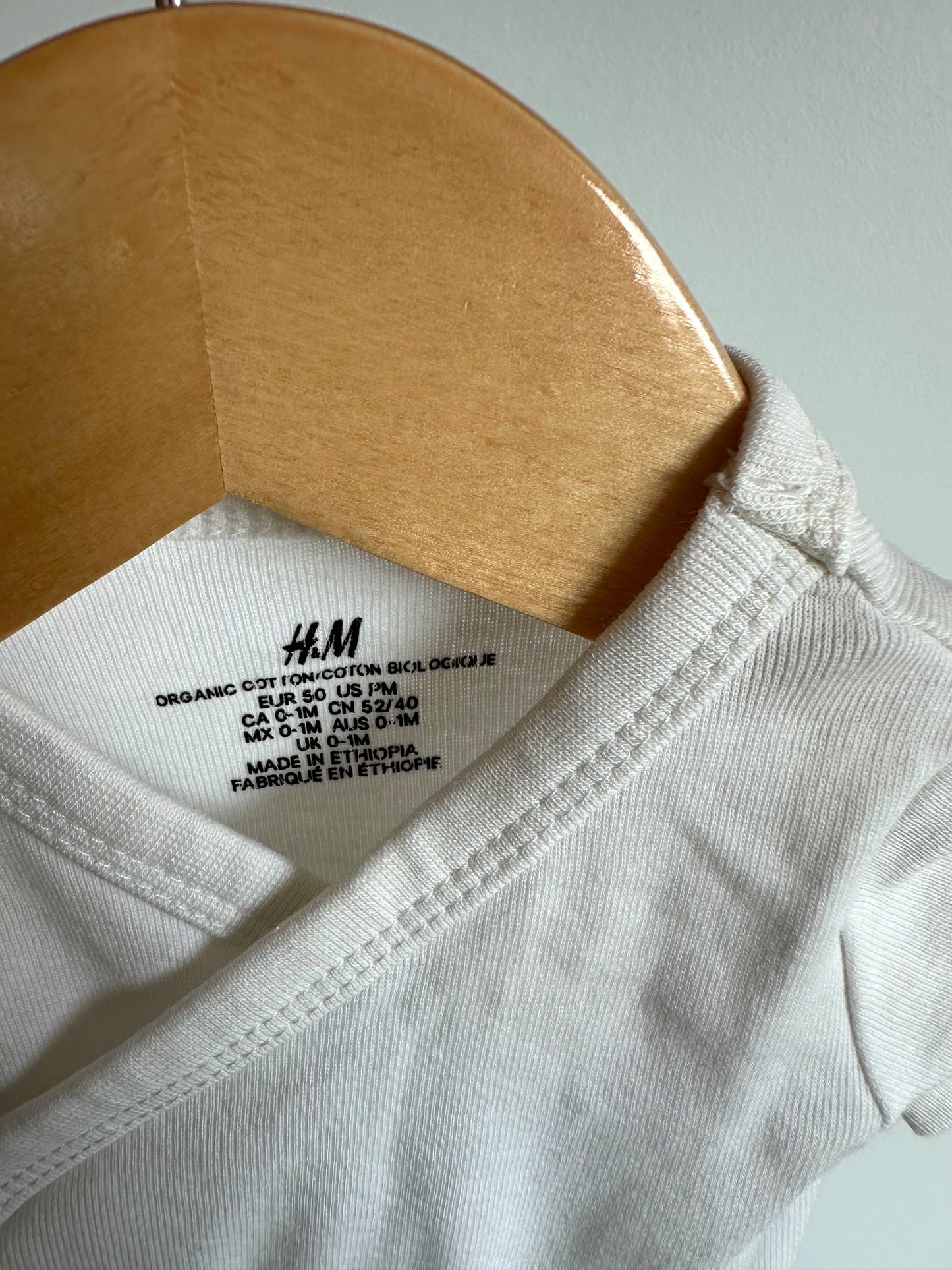 H&M Organic White Bodysuit / 0-1m