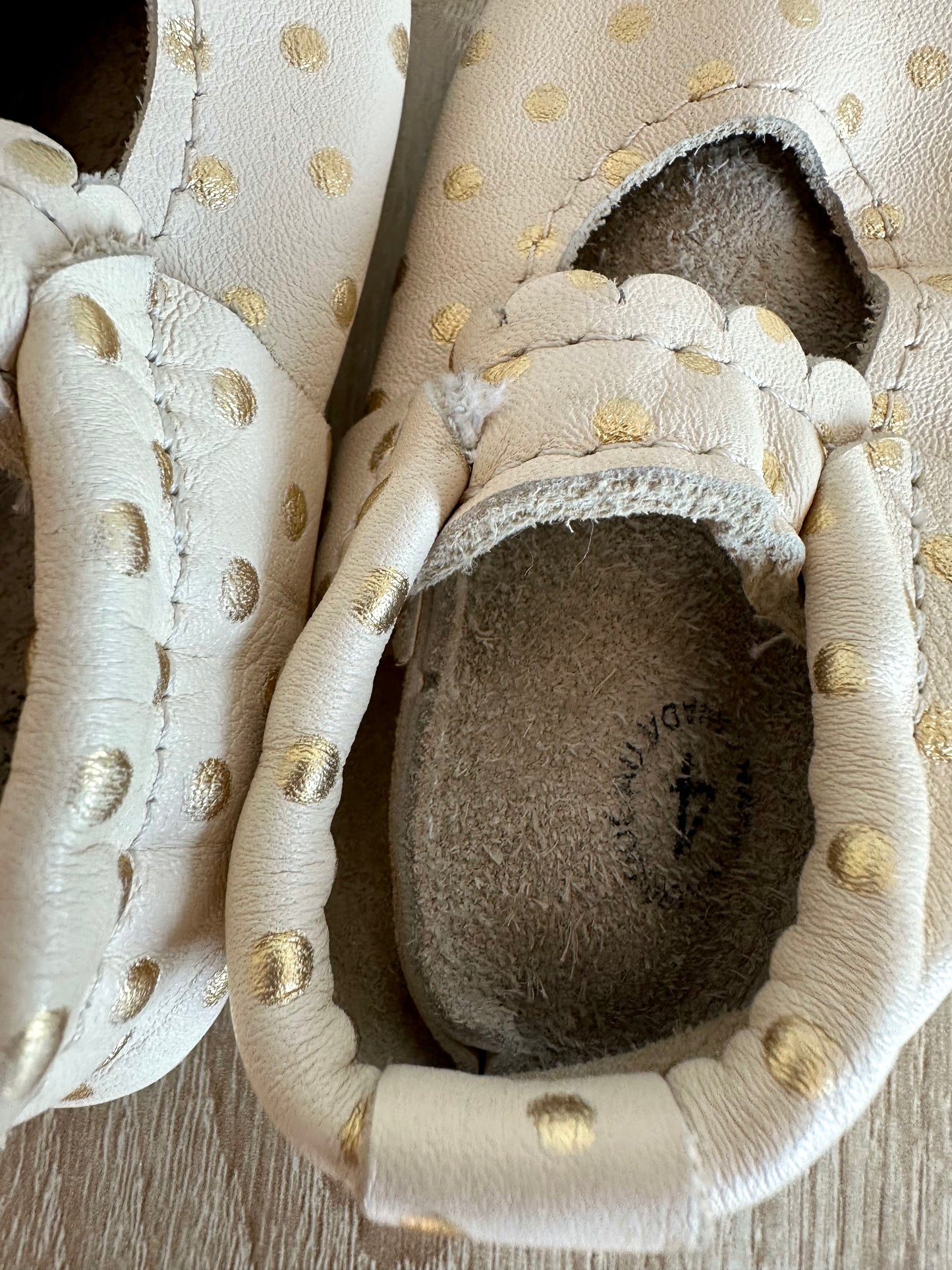 Heyfolks Leather Gold Dot Soft Sole Shoe / Size 4 Toddler