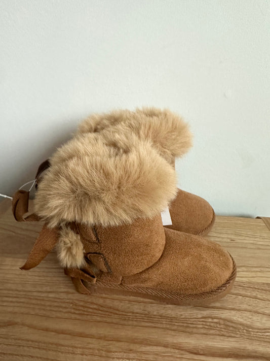 Tan Faux Fur Boots / Size 5 Toddler