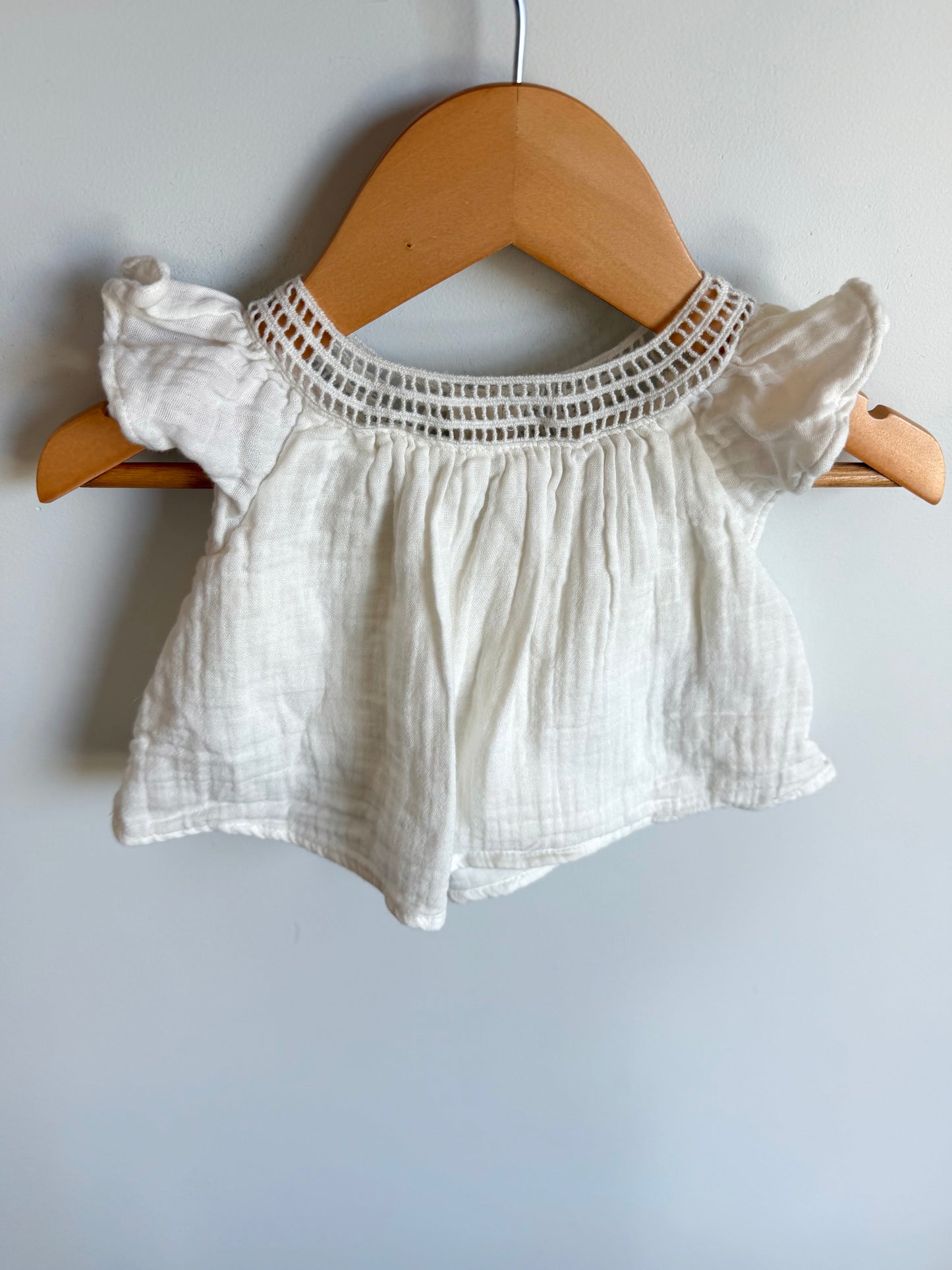 White Neck Detail Top / 3-6m