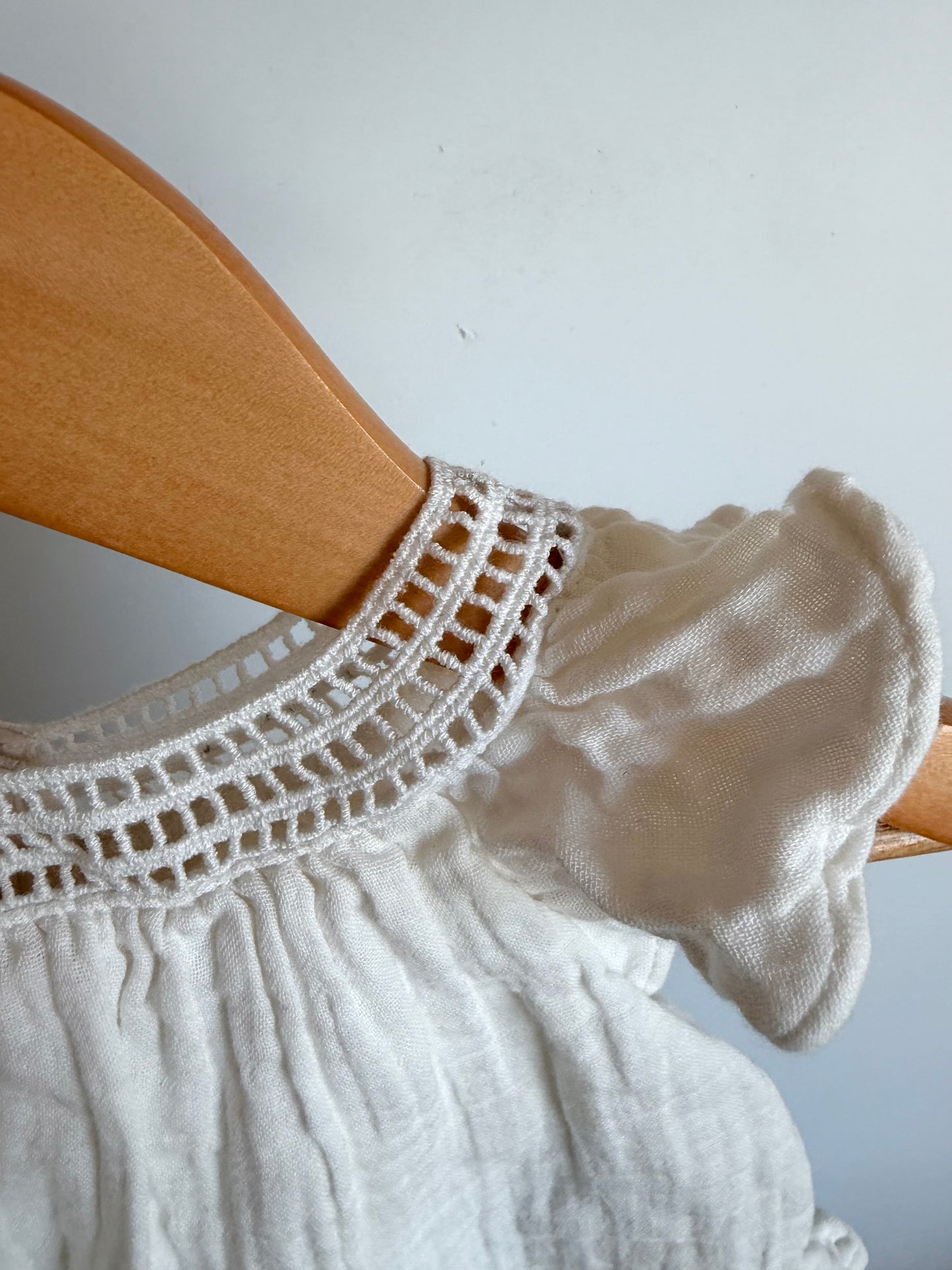 White Neck Detail Top / 3-6m