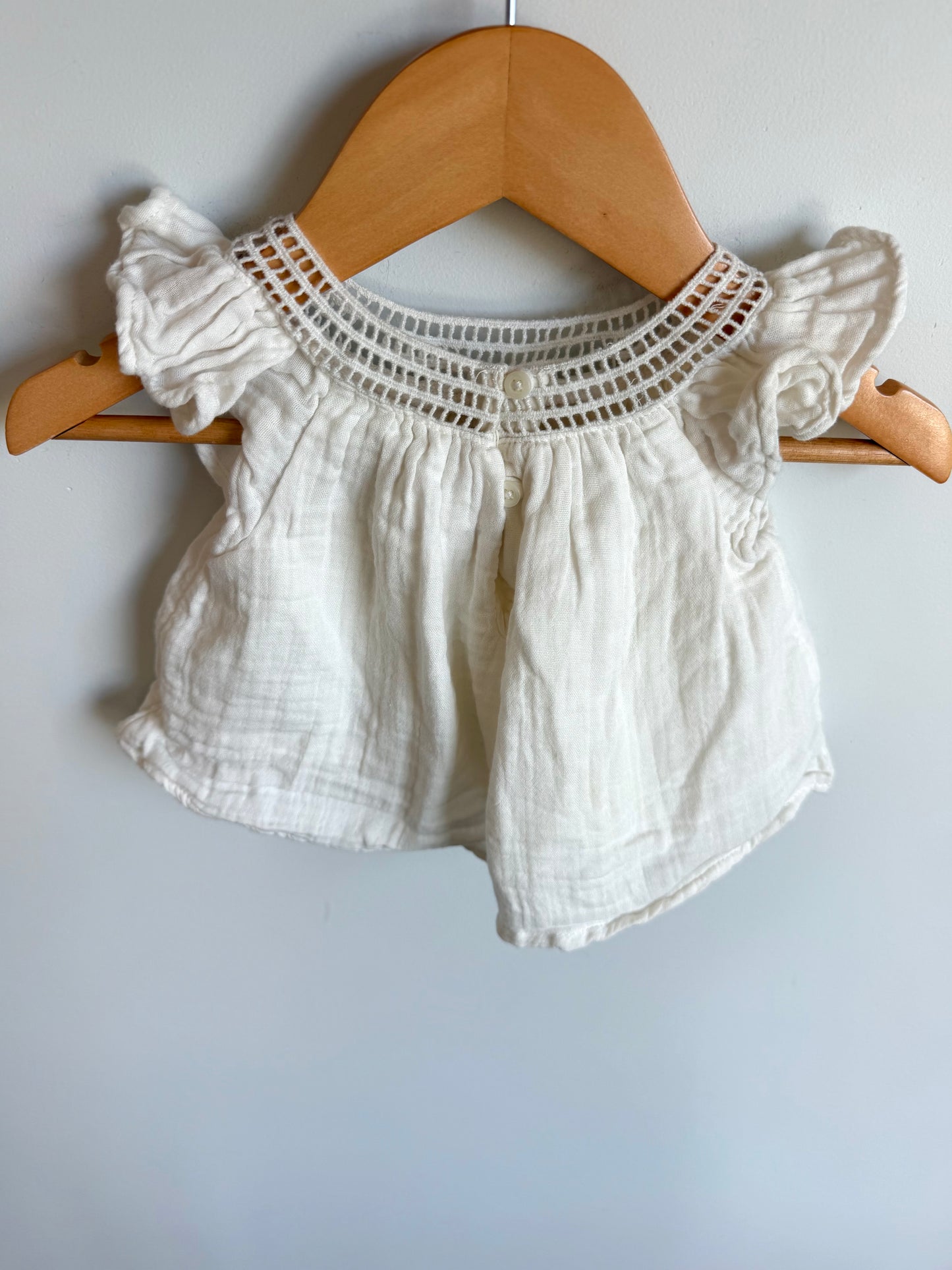 White Neck Detail Top / 3-6m