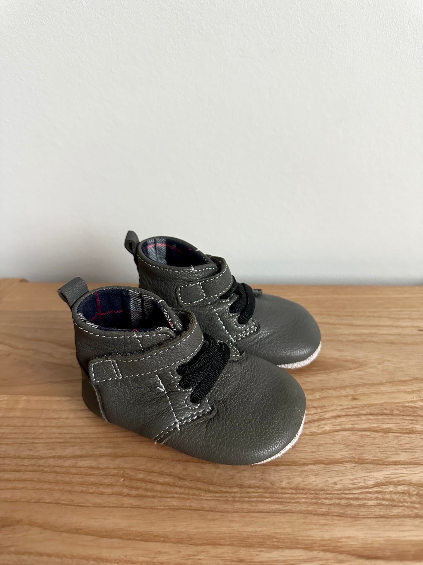 Robeez Charcoal Shoes / 6-9m