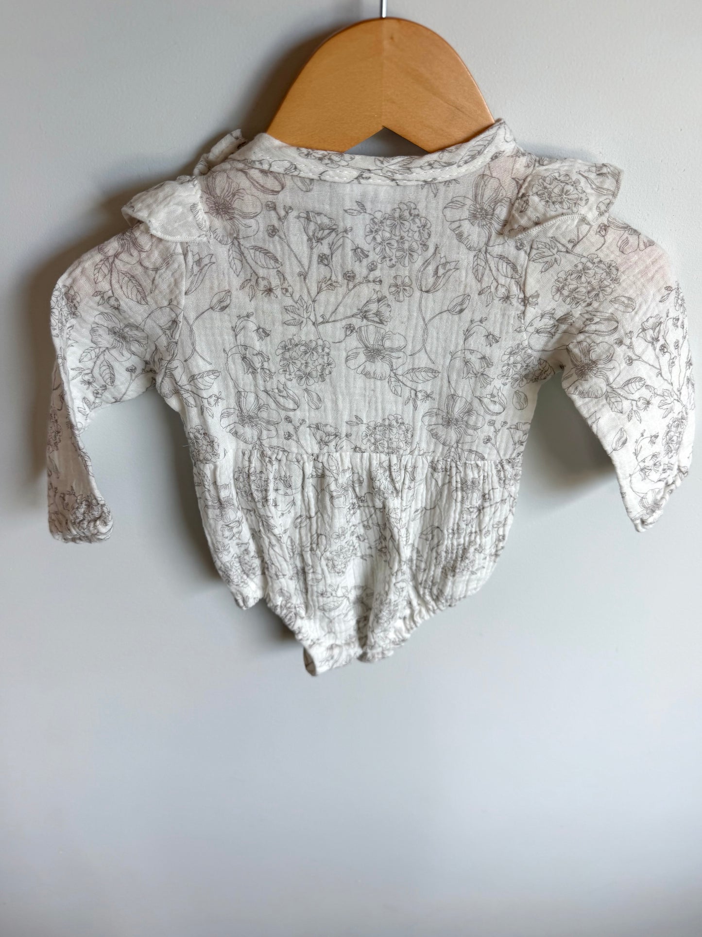 Outline Floral Ruffle Sleeve Bodysuit / 3-6m