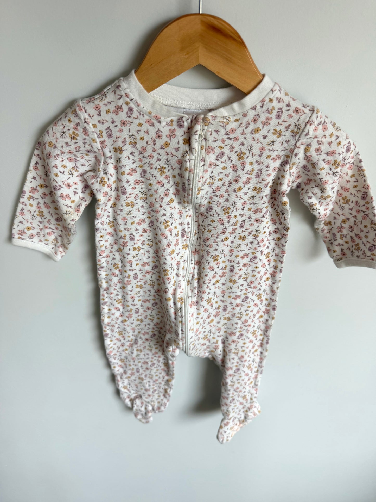 White Floral Footed Sleeper / 6-12m