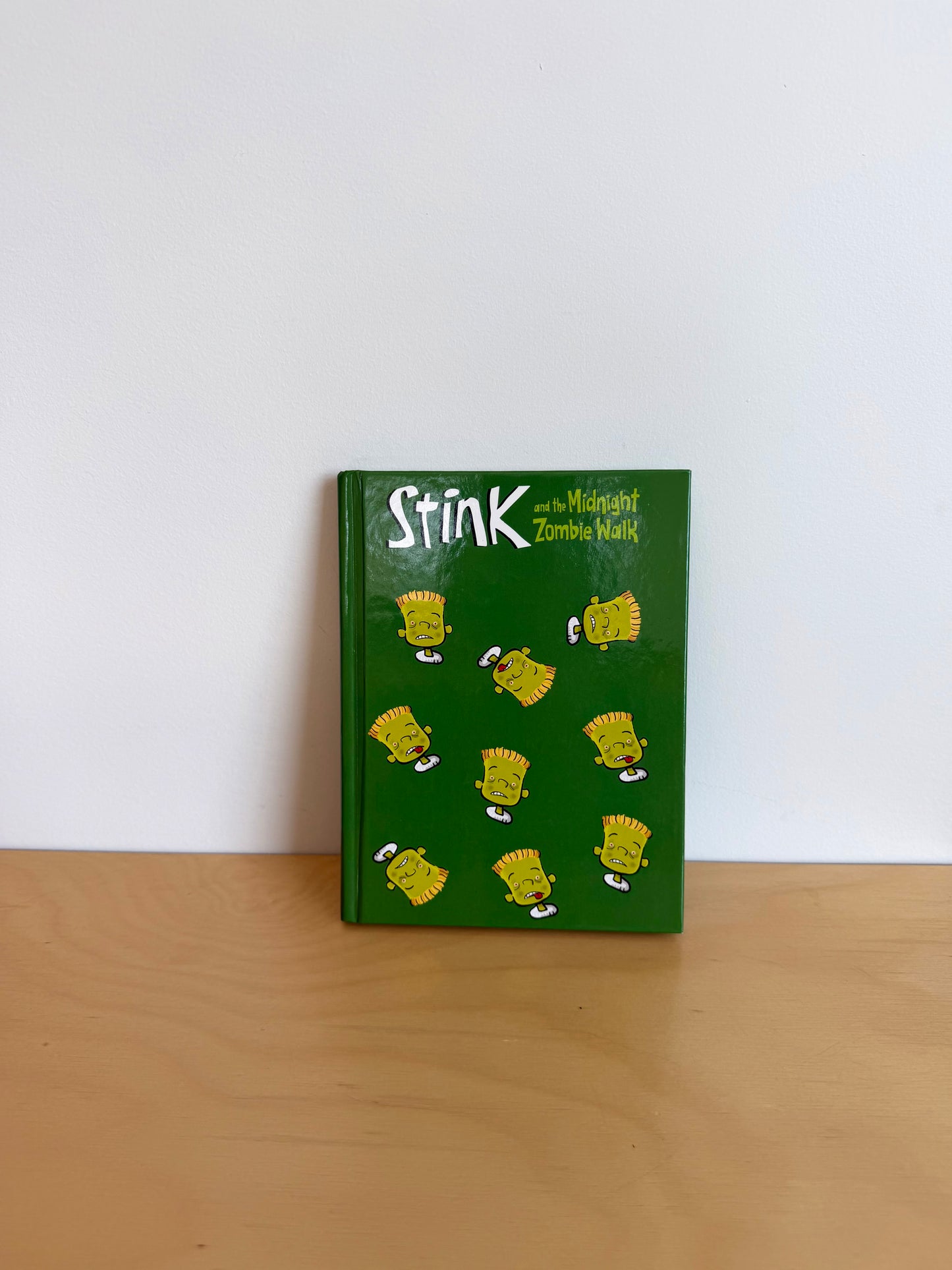 Stink and the Midnight Zombie Walk Book / 6-9 years