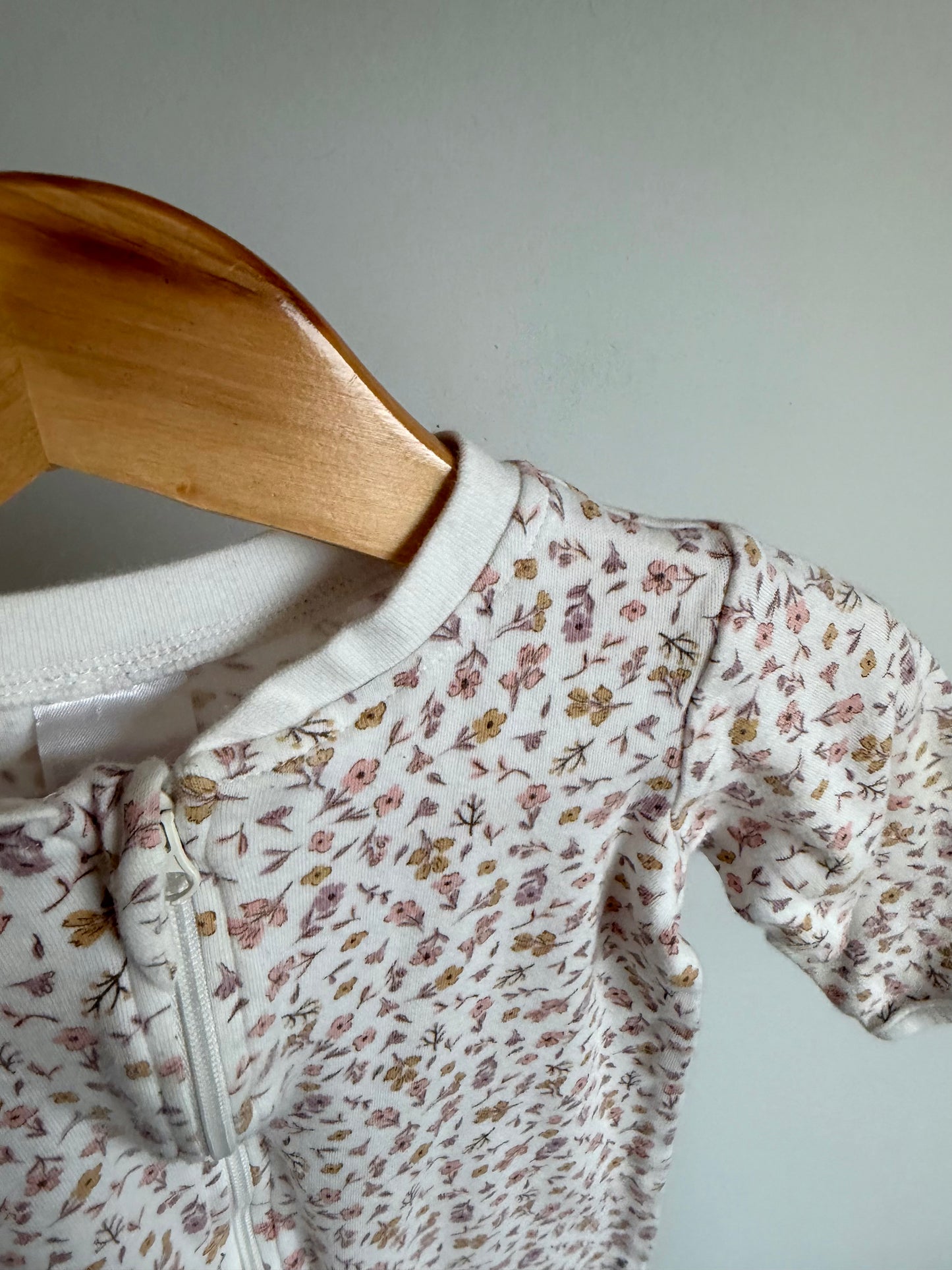 White Floral Footed Sleeper / 6-12m