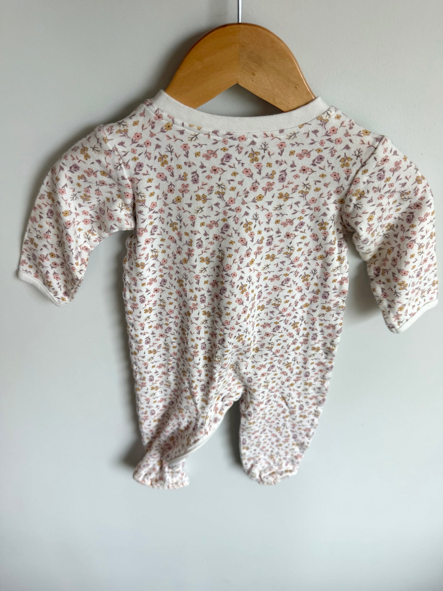 White Floral Footed Sleeper / 6-12m