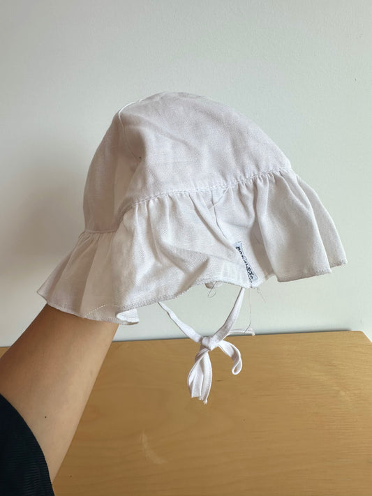 White Sun Hat with Chin Strap / 6-9m