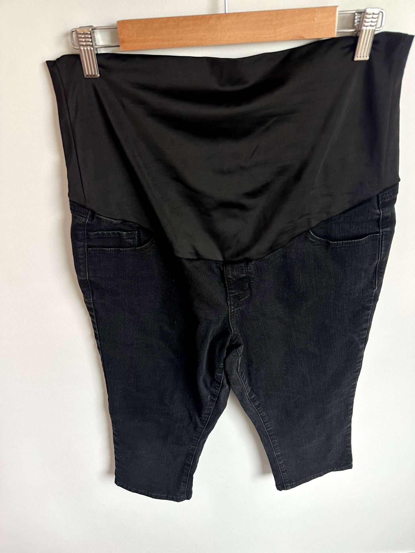 Slim Fit Dark Maternity Capri Pants / Large