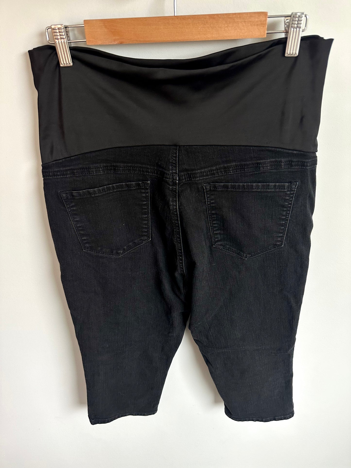 Slim Fit Dark Maternity Capri Pants / Large