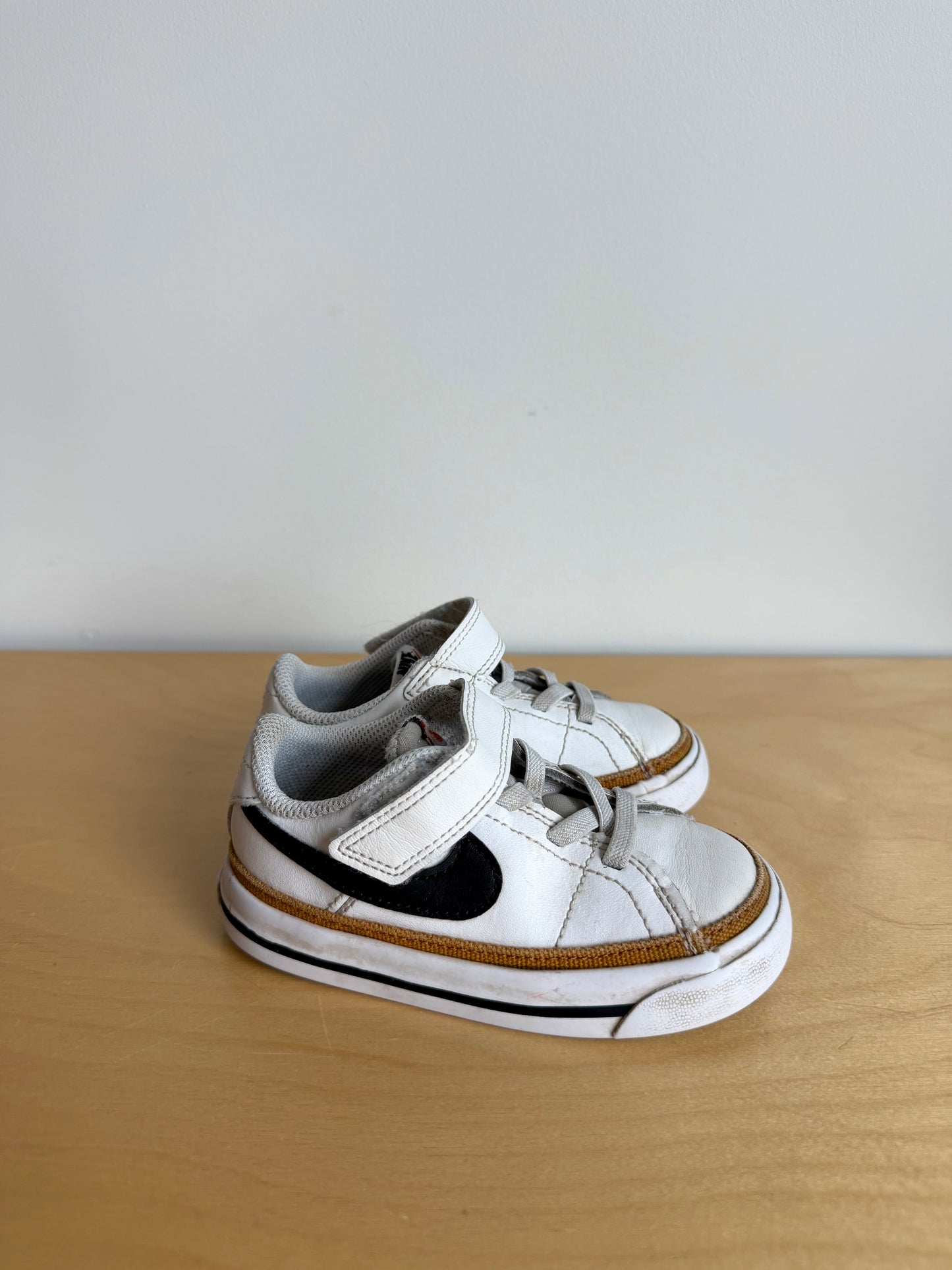 Nike Swoosh White Sneakers / Size 7 Toddler