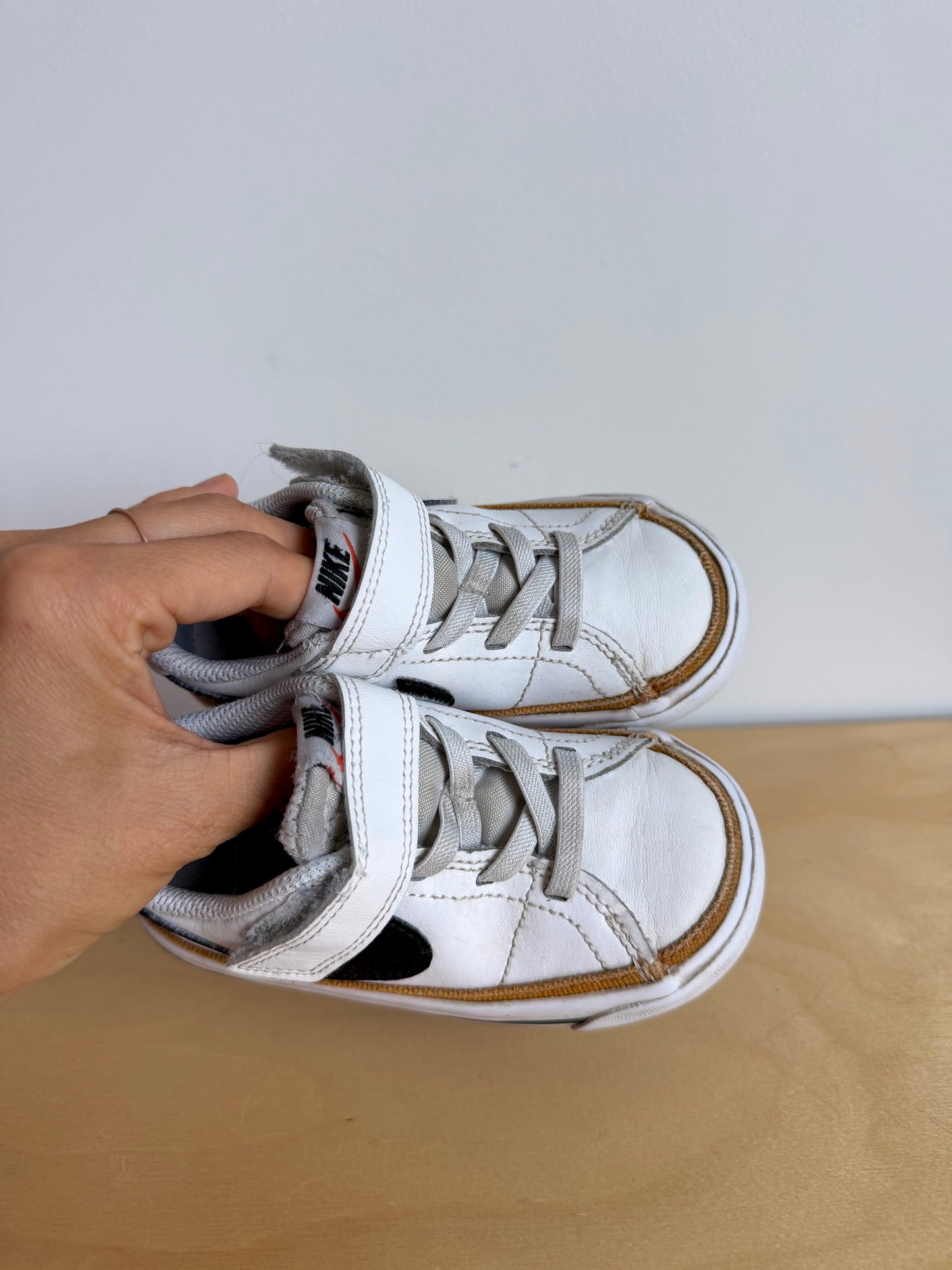 Nike Swoosh White Sneakers / Size 7 Toddler