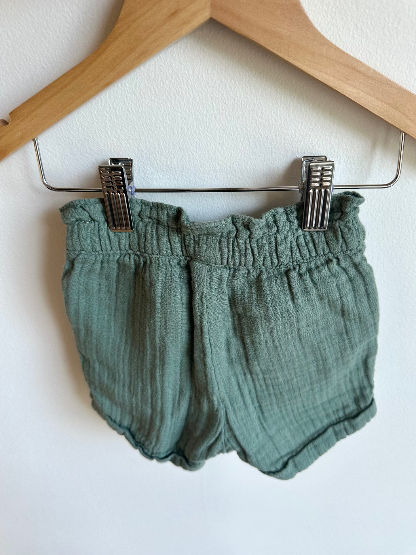 Green Shorts with Pockets / 12-18m