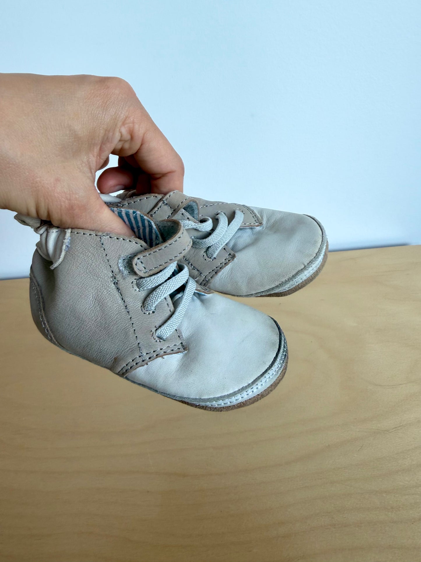 Robeez Tan Soft Sole Shoes / 9-12m