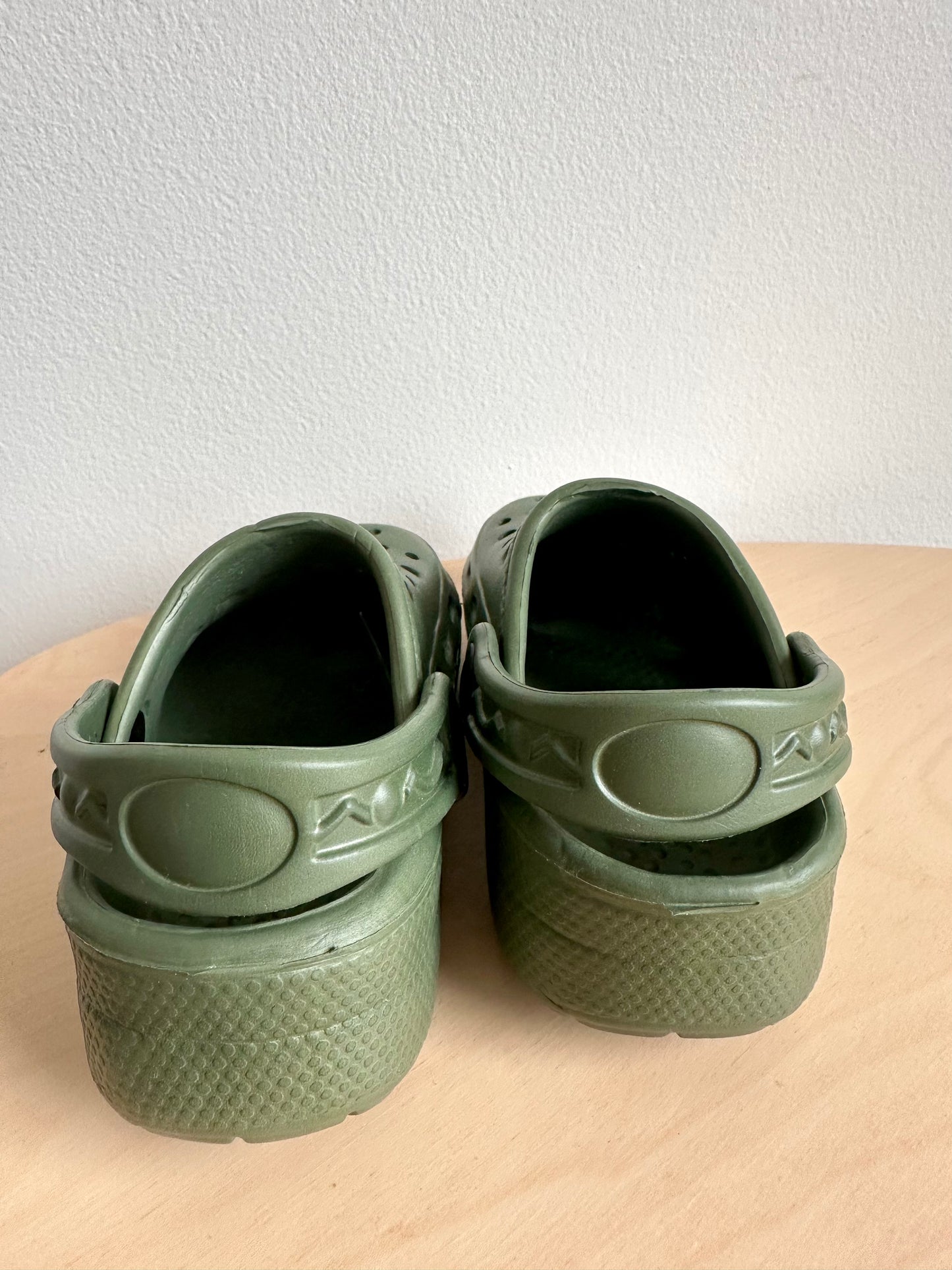 Lightweight Green Sandals / Size 6 Toddler Footwear