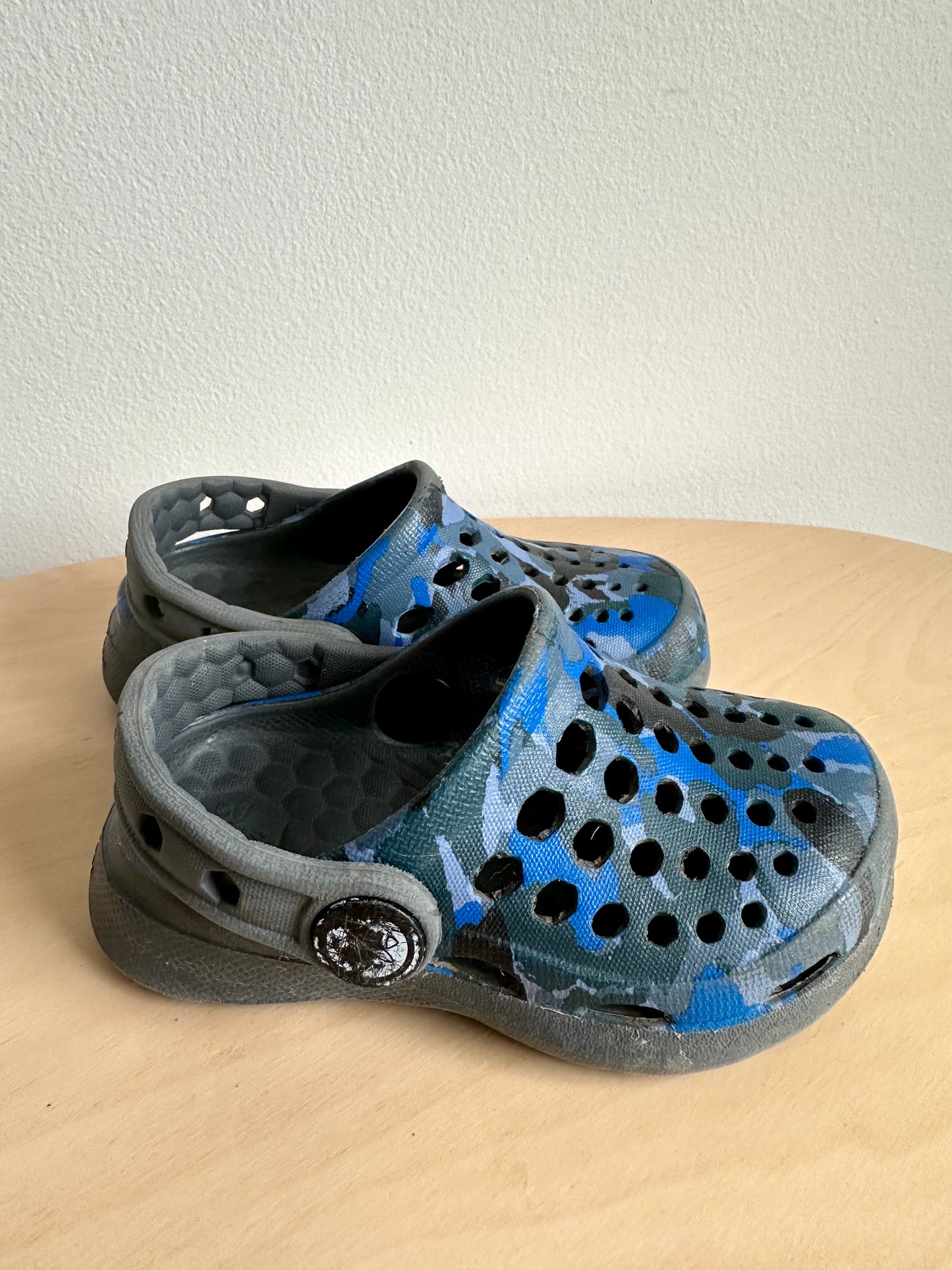 Joybees Blue Camo Sandals / Size 4-5 Toddler Footwear