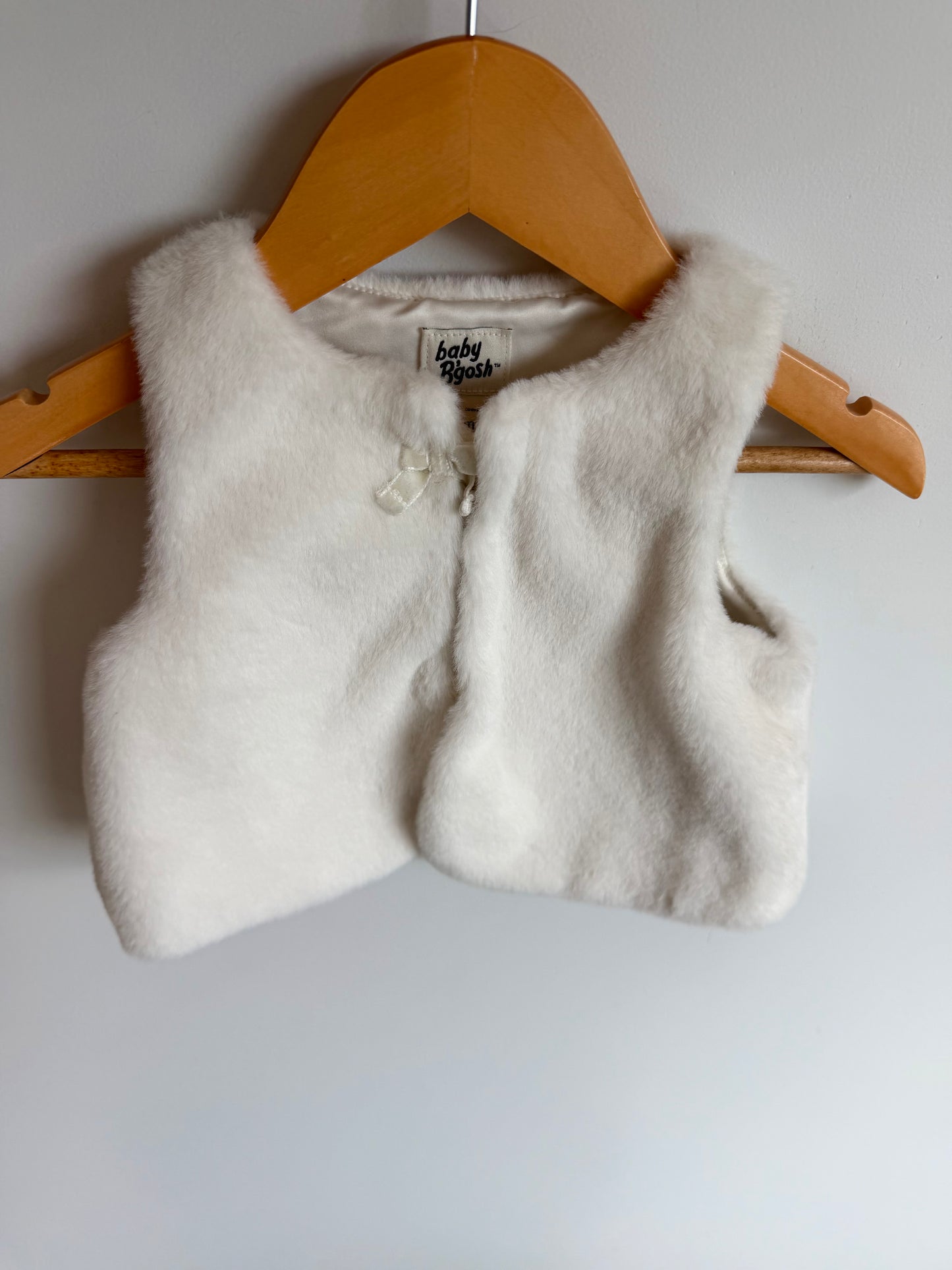 White Fuzzy Bow Vest / 9m