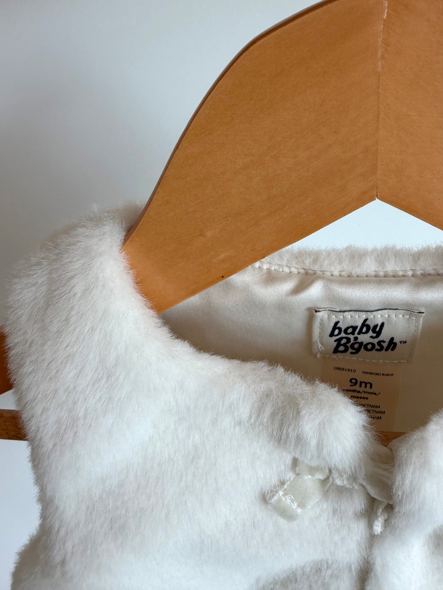 White Fuzzy Bow Vest / 9m