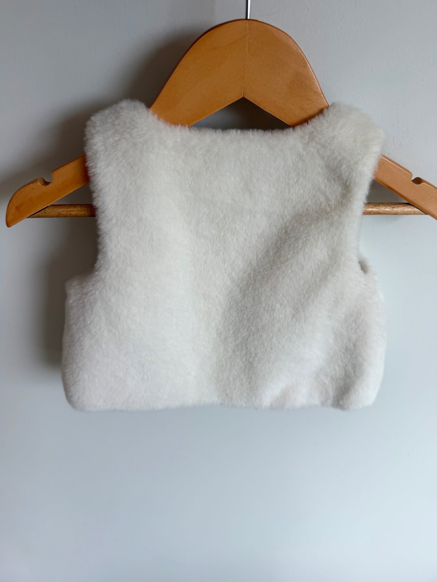 White Fuzzy Bow Vest / 9m
