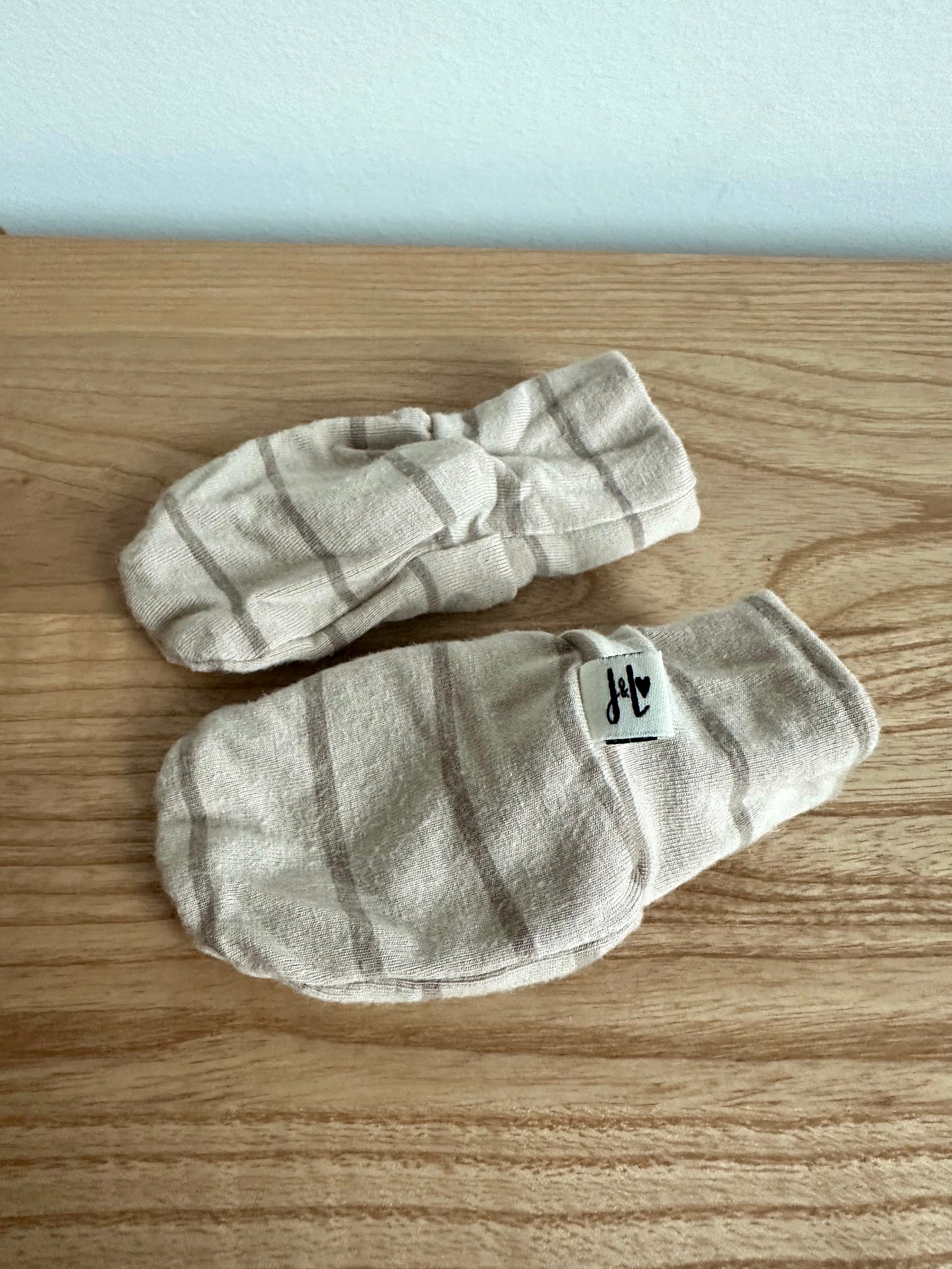 Jax + Lennon Beige Stripe Mits / 0-4m?