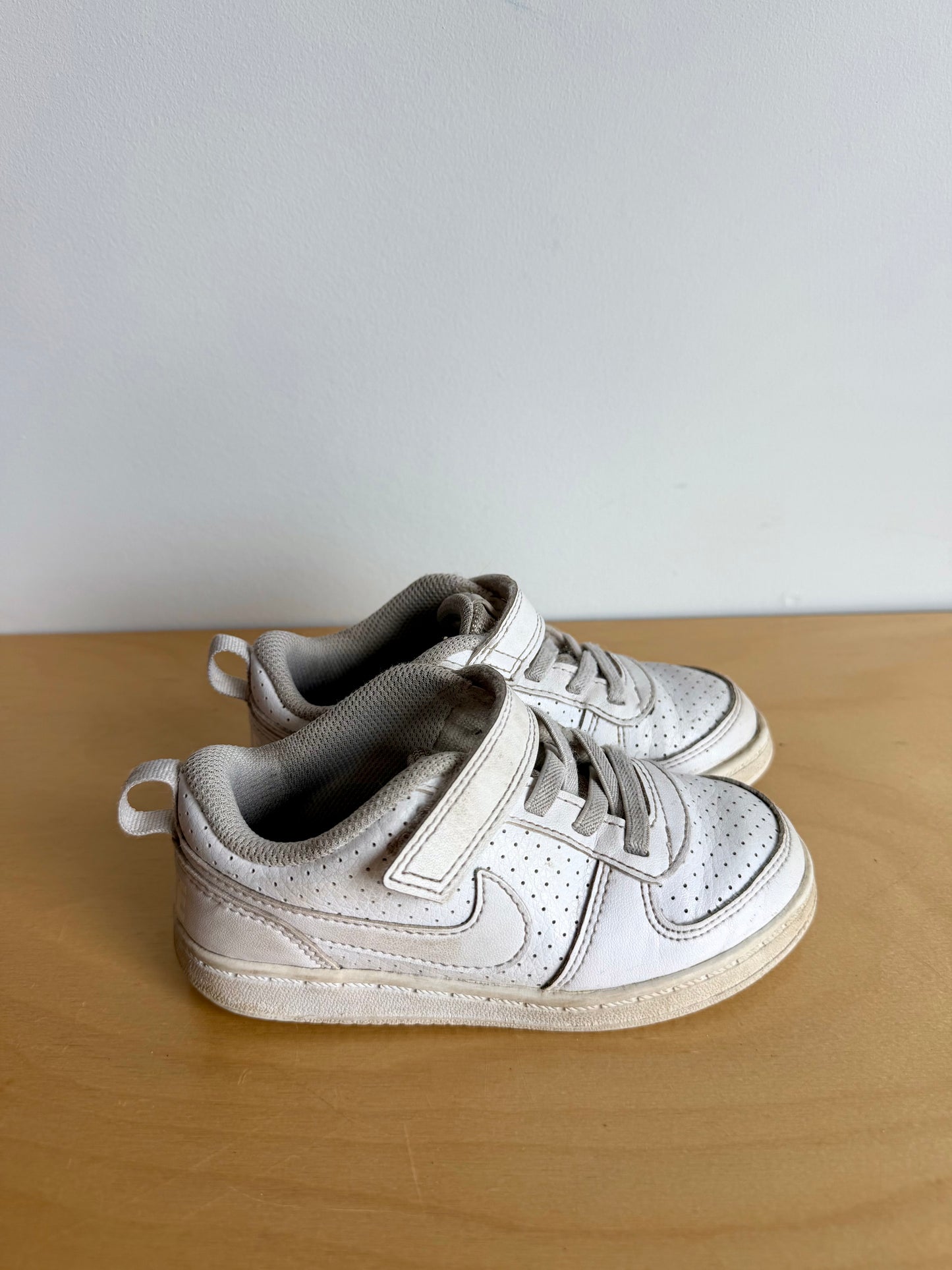 Nike White Runners / 9 Toddler
