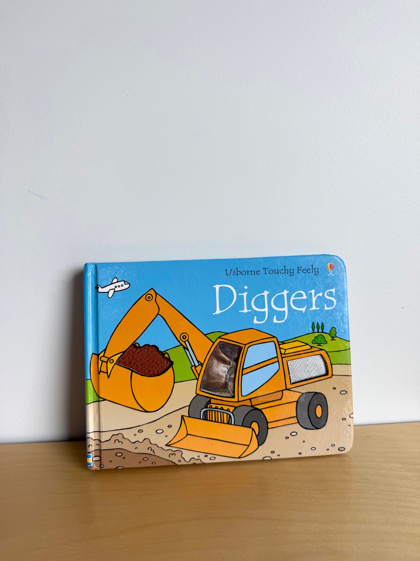 Diggers Touchy Feely Book / 0-3 years (No Shipping)