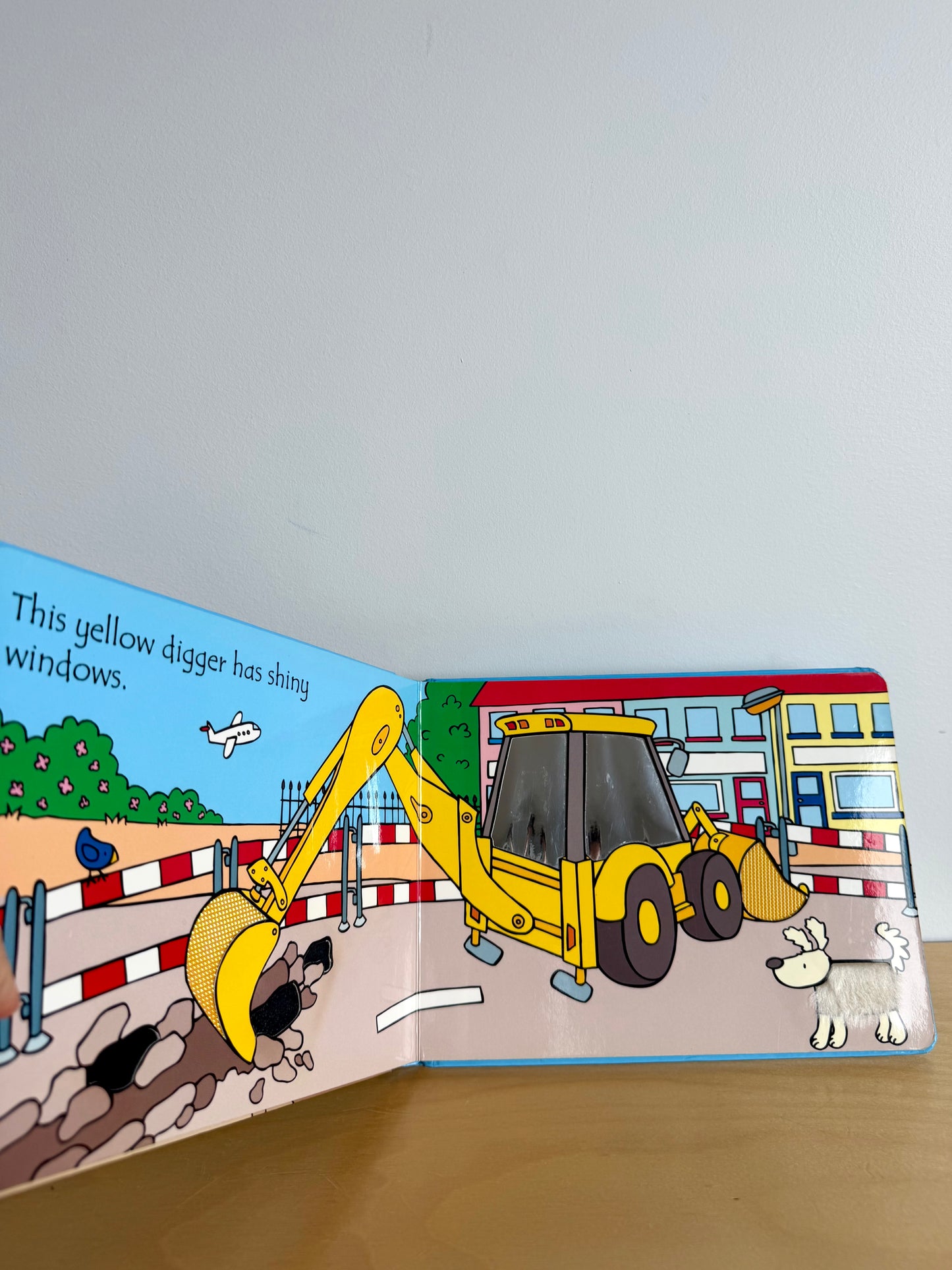 Diggers Touchy Feely Book / 0-3 years (No Shipping)