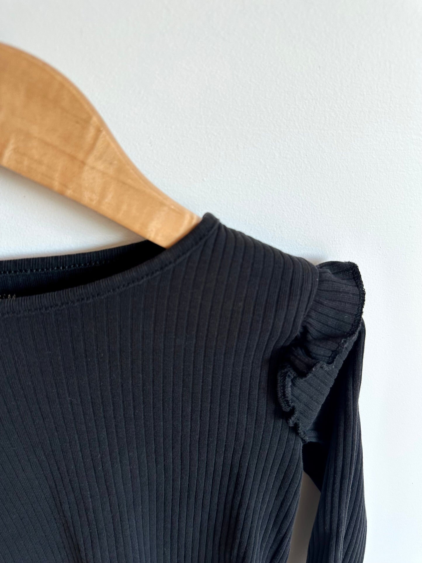H&M Black Ribbed Ruffle Sleeve Top / 4-5 years