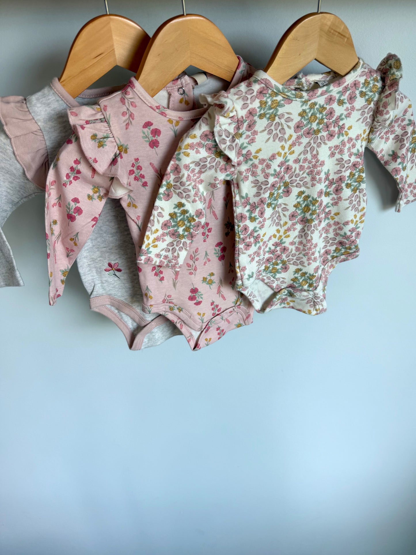 Set of 3 Ruffle Long Sleeve Bodysuits / 3-6m