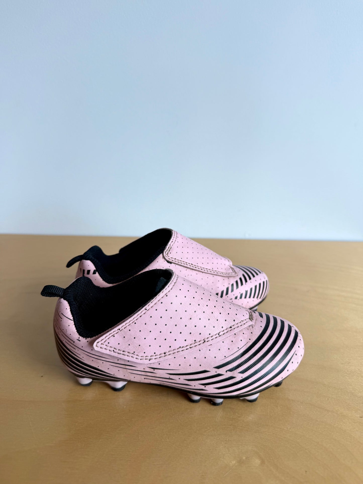 Soccer Cleats Pink Shoes / Size 6 toddler