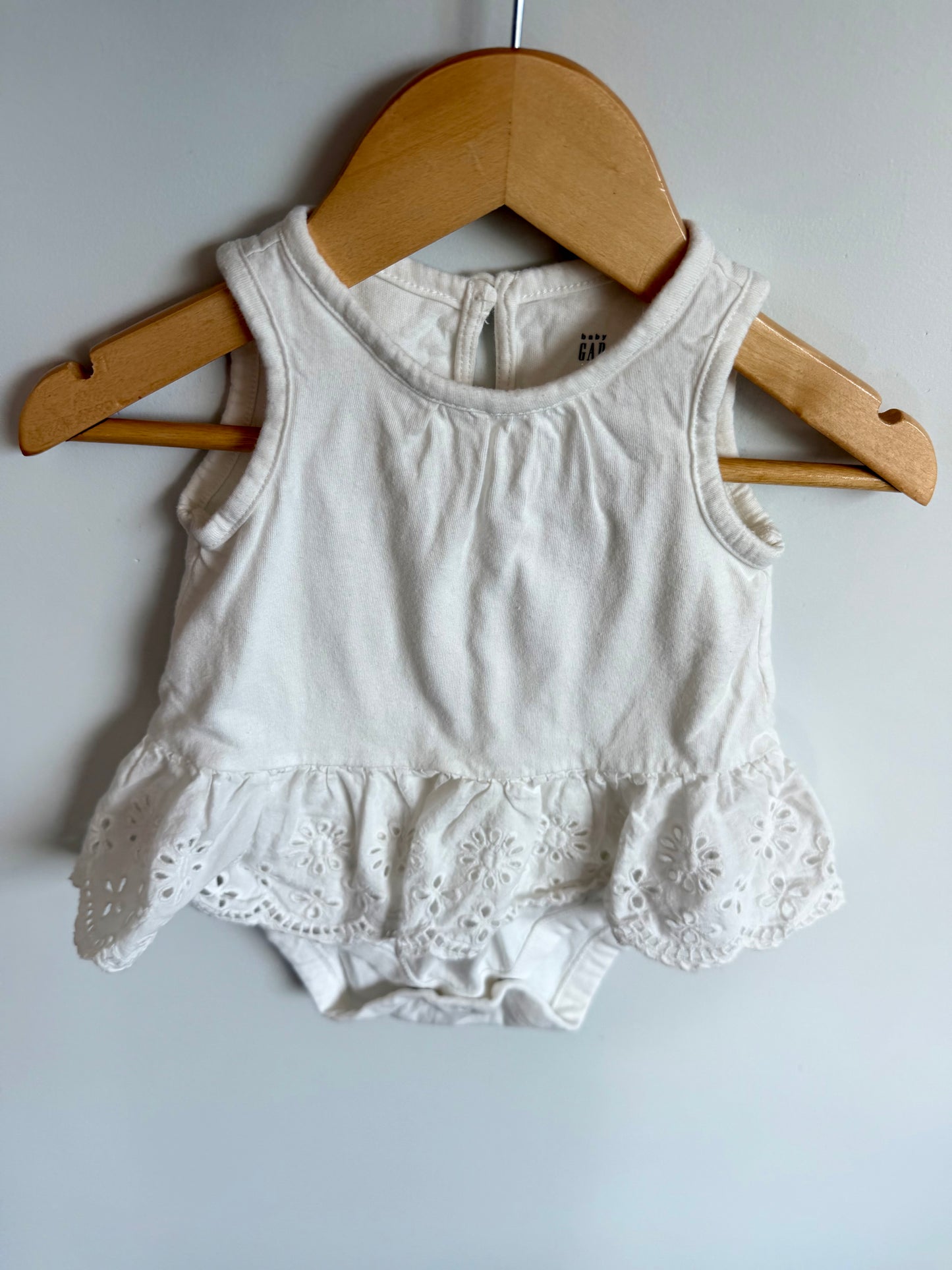 Gap White Lace Peplum Bodysuit / 6-12m