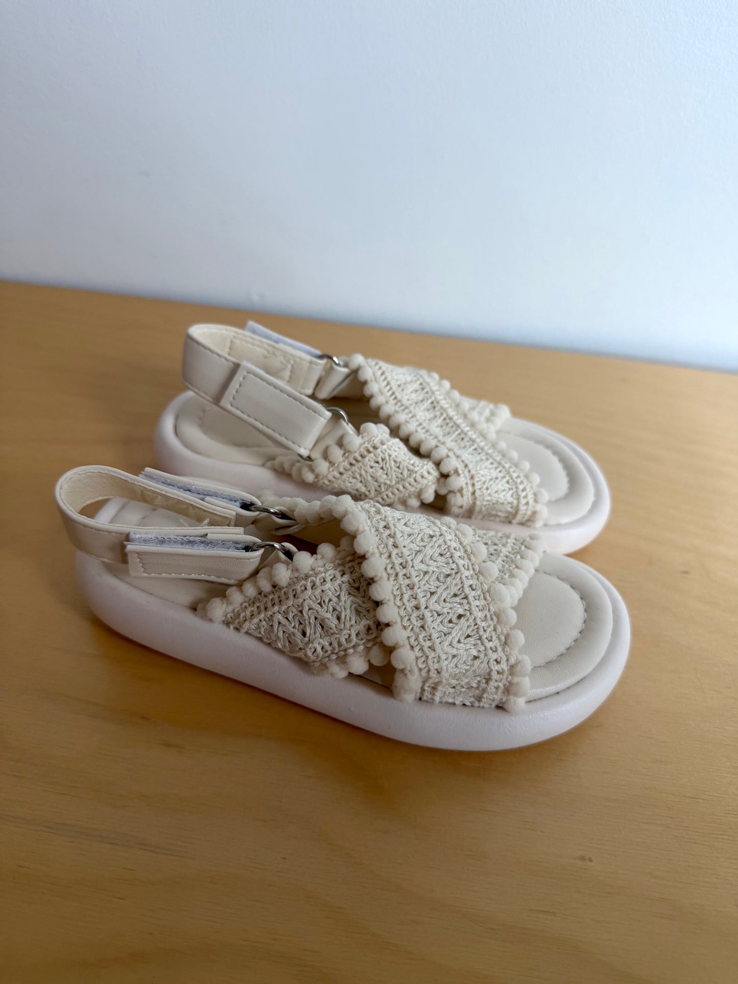 Cream Lace Sandals / Size 8.5-9 Toddler