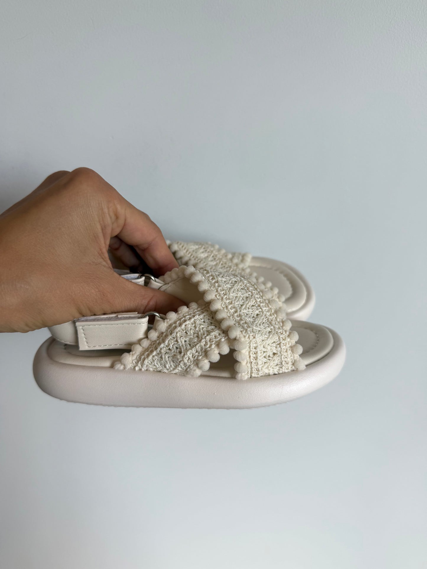 Cream Lace Sandals / Size 8.5-9 Toddler
