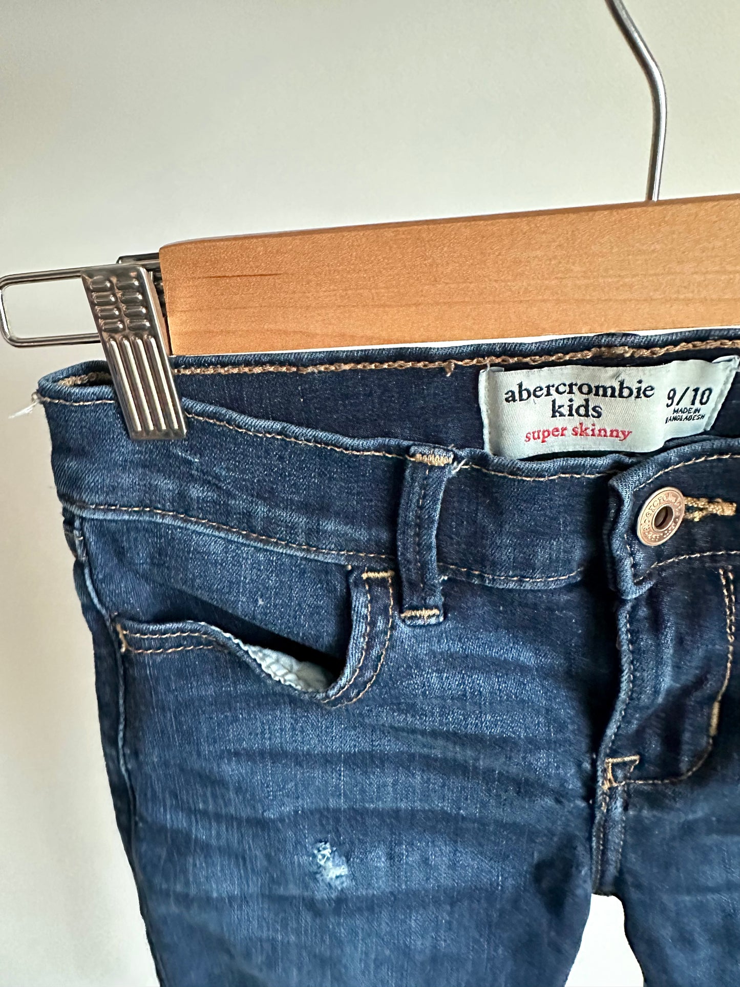 Distressed Super Skinny Jeans / 9-10 years