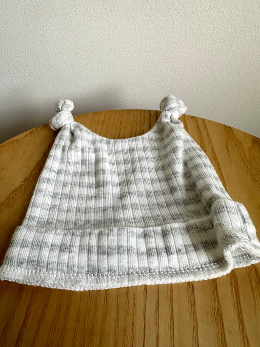 Grey + White Striped Hat / 3-6m