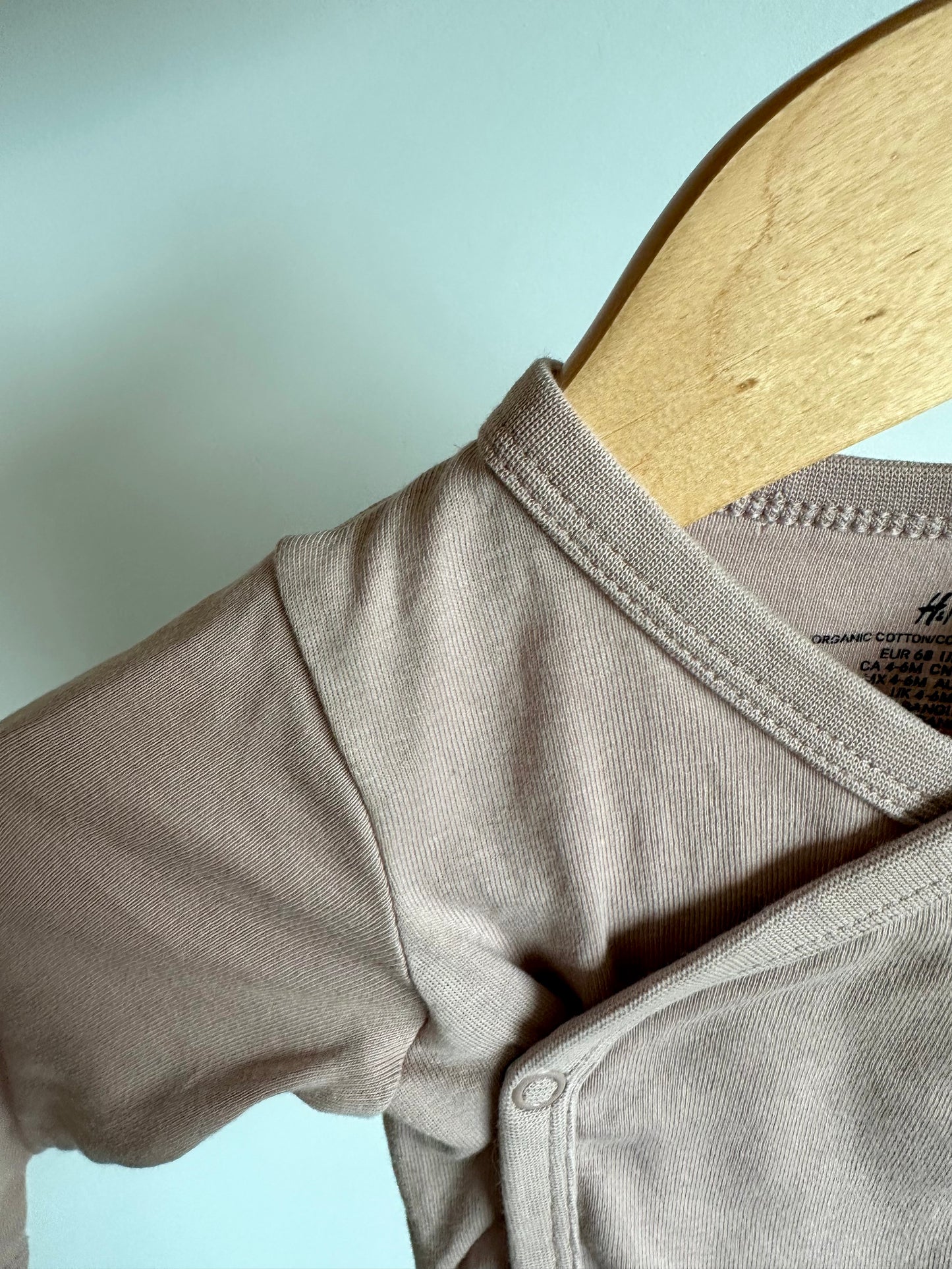 H&M Organic Side Snap Bodysuit / 4-6m