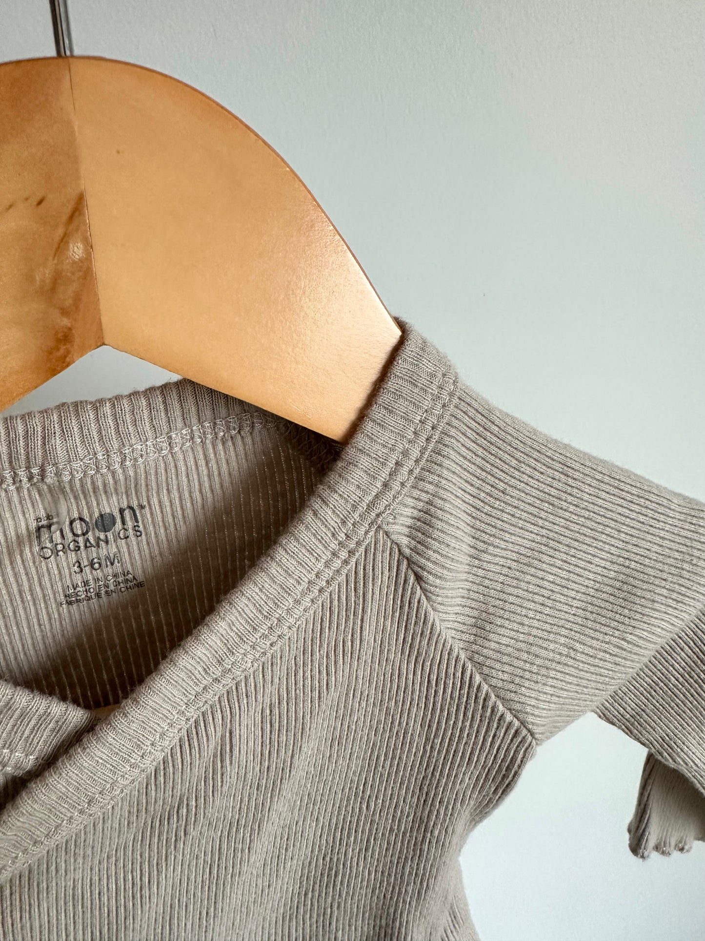 Ribbed Organic Beige Wrap Top / 3-6m