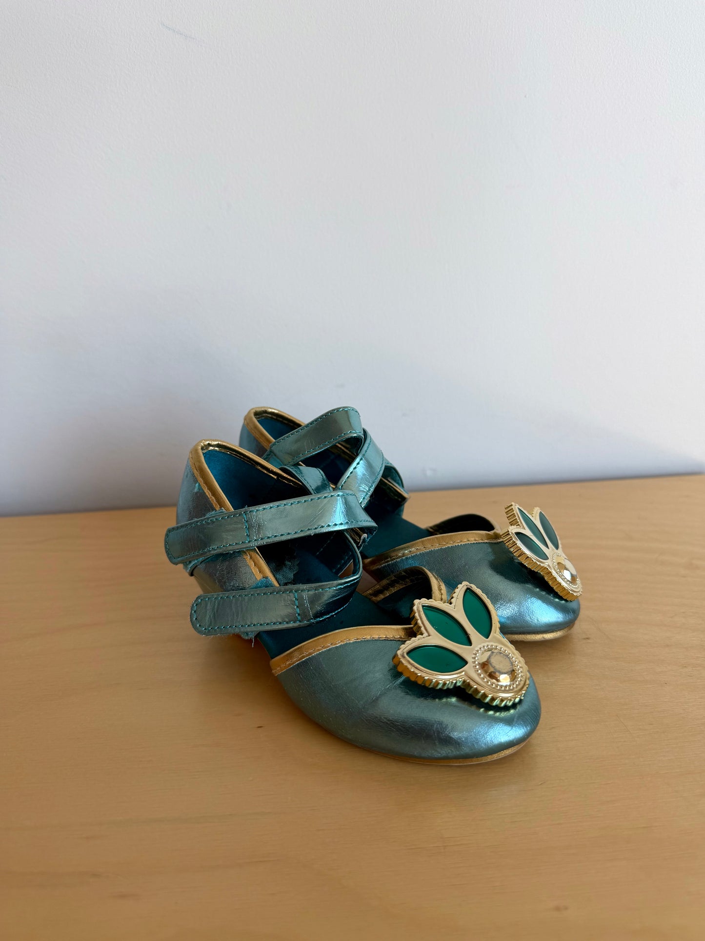 Jasmine Princess Costume Velcro Shoes / Size 6 Toddler?