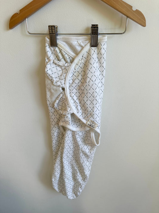 White Grey Pattern Swaddle / 0-3m