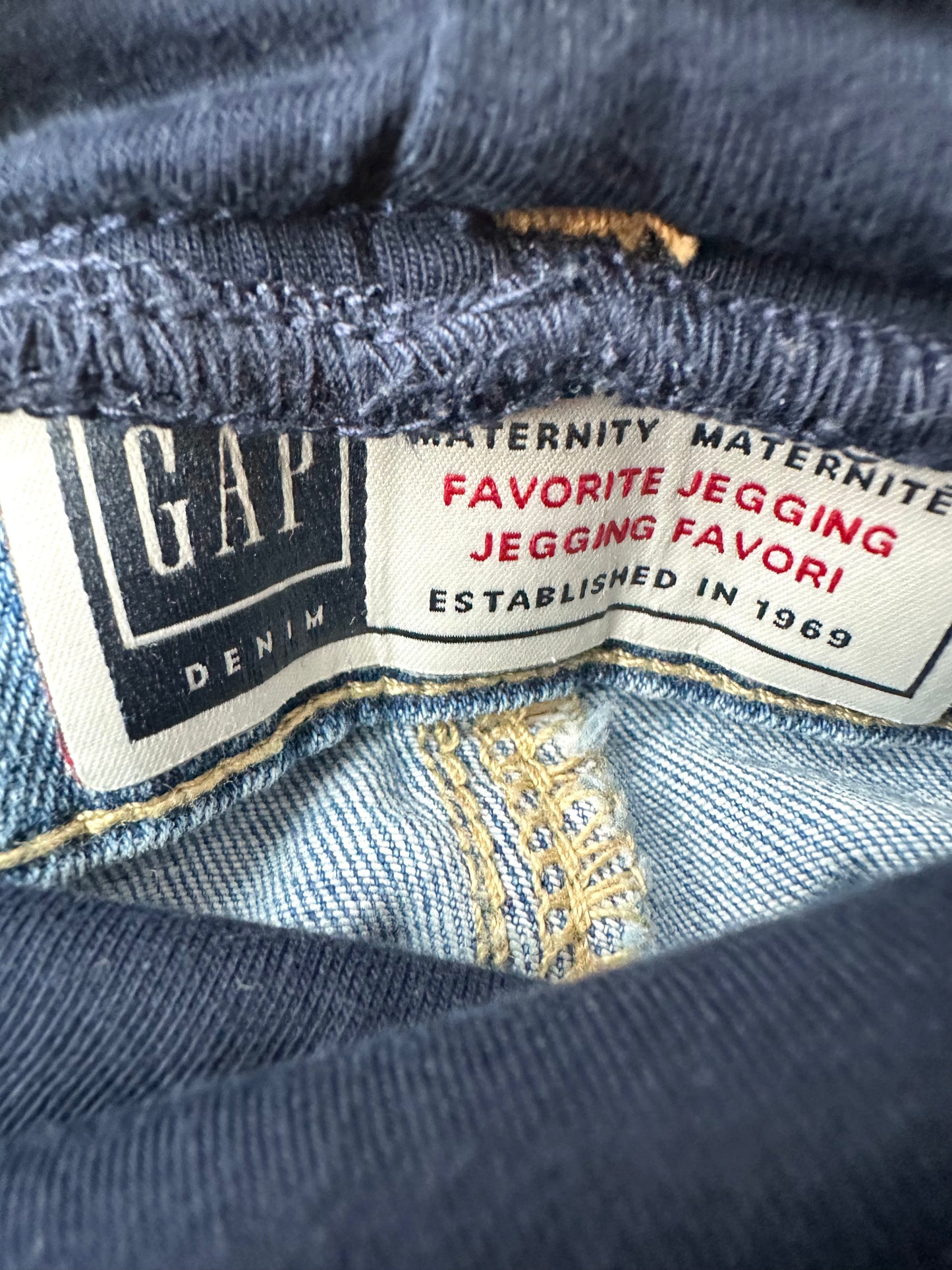 Gap Light Distressed Maternity Jeans / 27/4