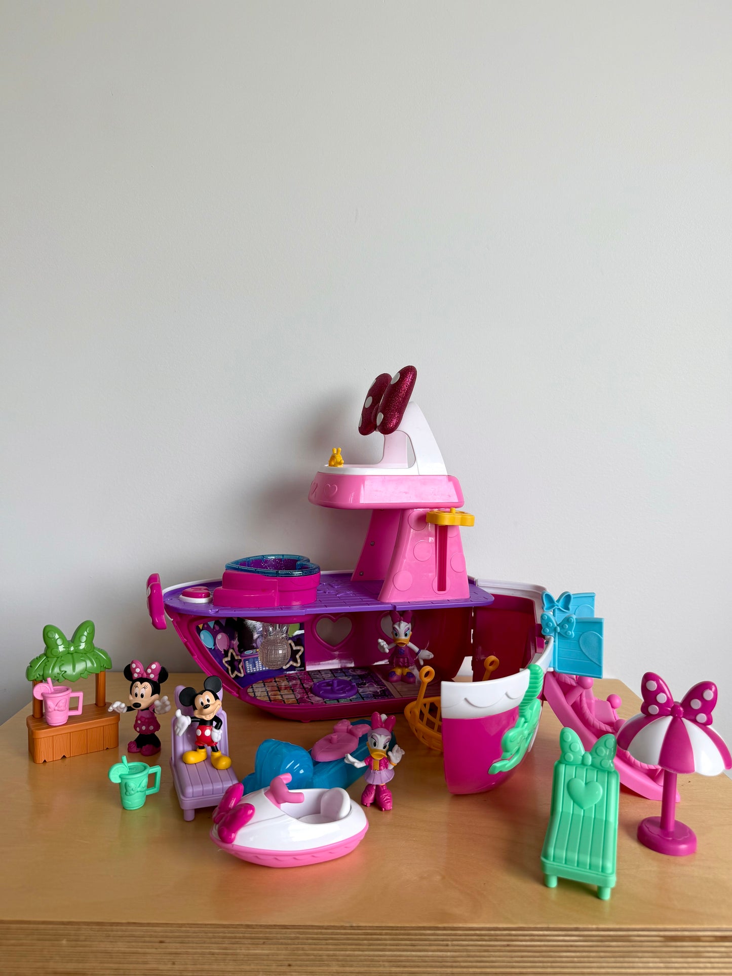 Minnie Mouse Bowdazzling Yacht Playset Toy (No Shipping)